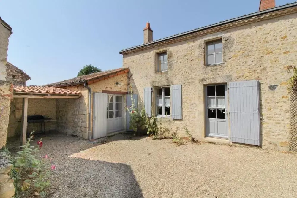 Facade/entrance, Property Building in La Jariette