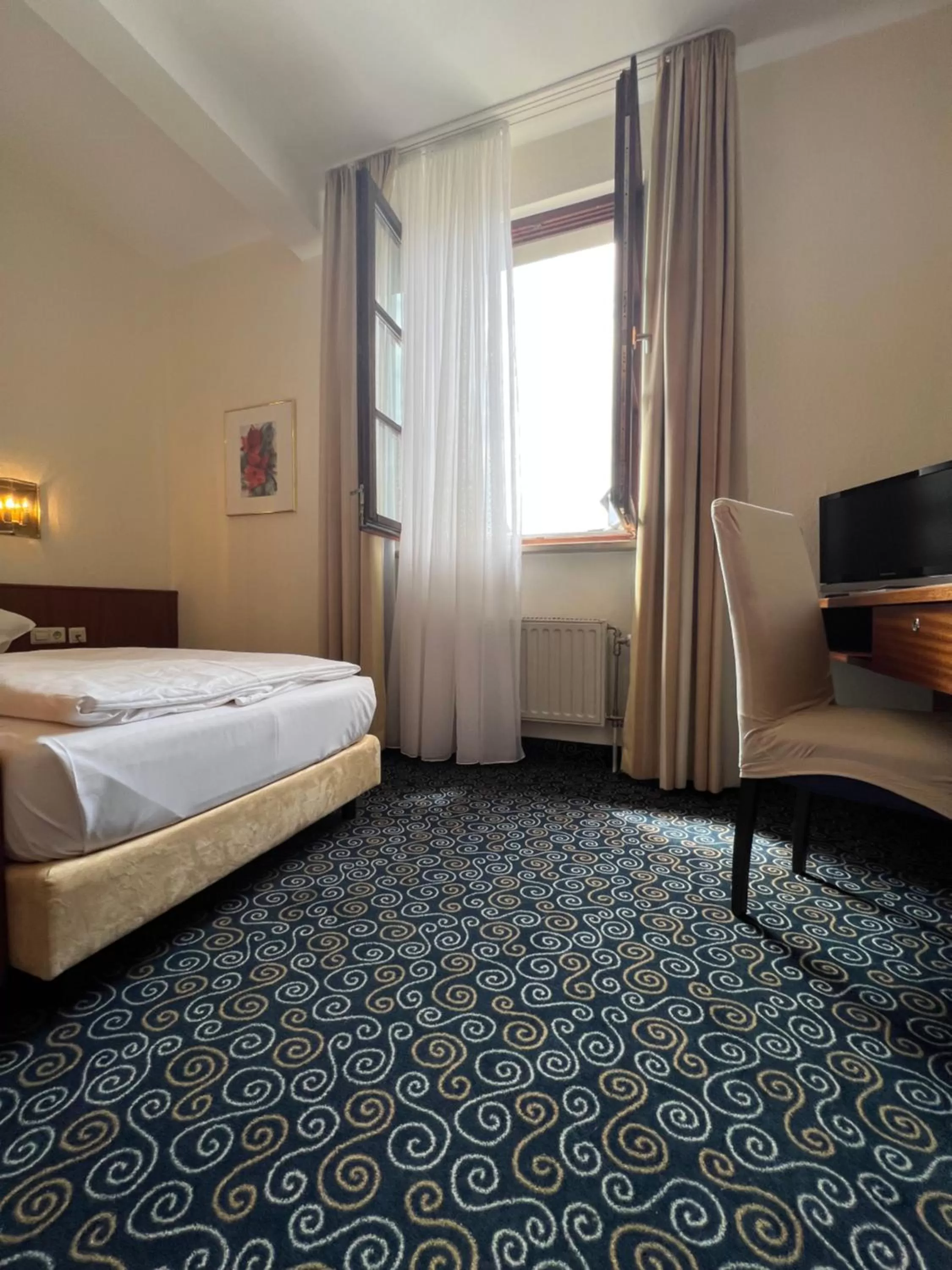 Photo of the whole room, Bed in Stadthotel