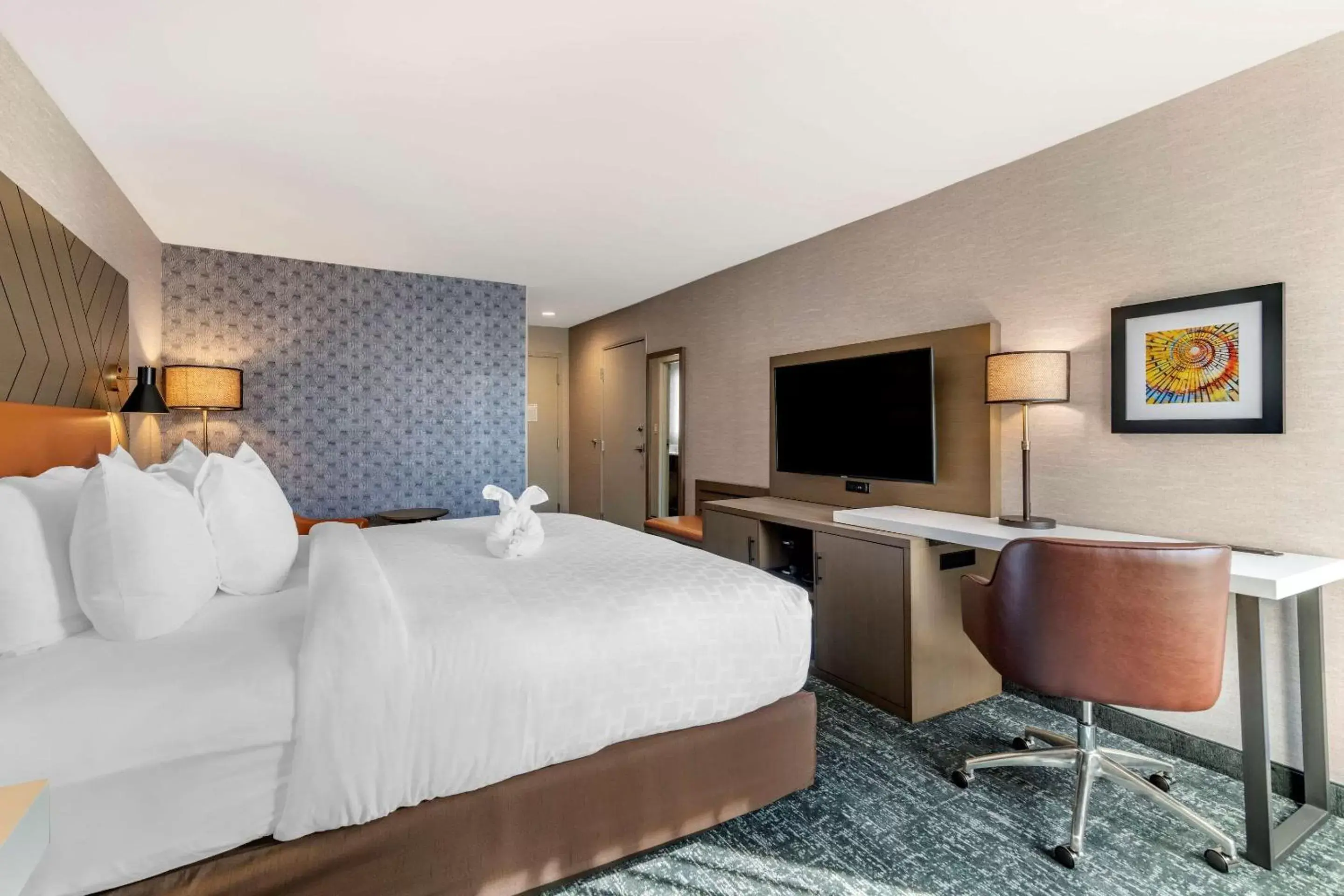 Photo of the whole room, Bed in Clarion Inn Photo of the whole room, Bed in Clarion Inn