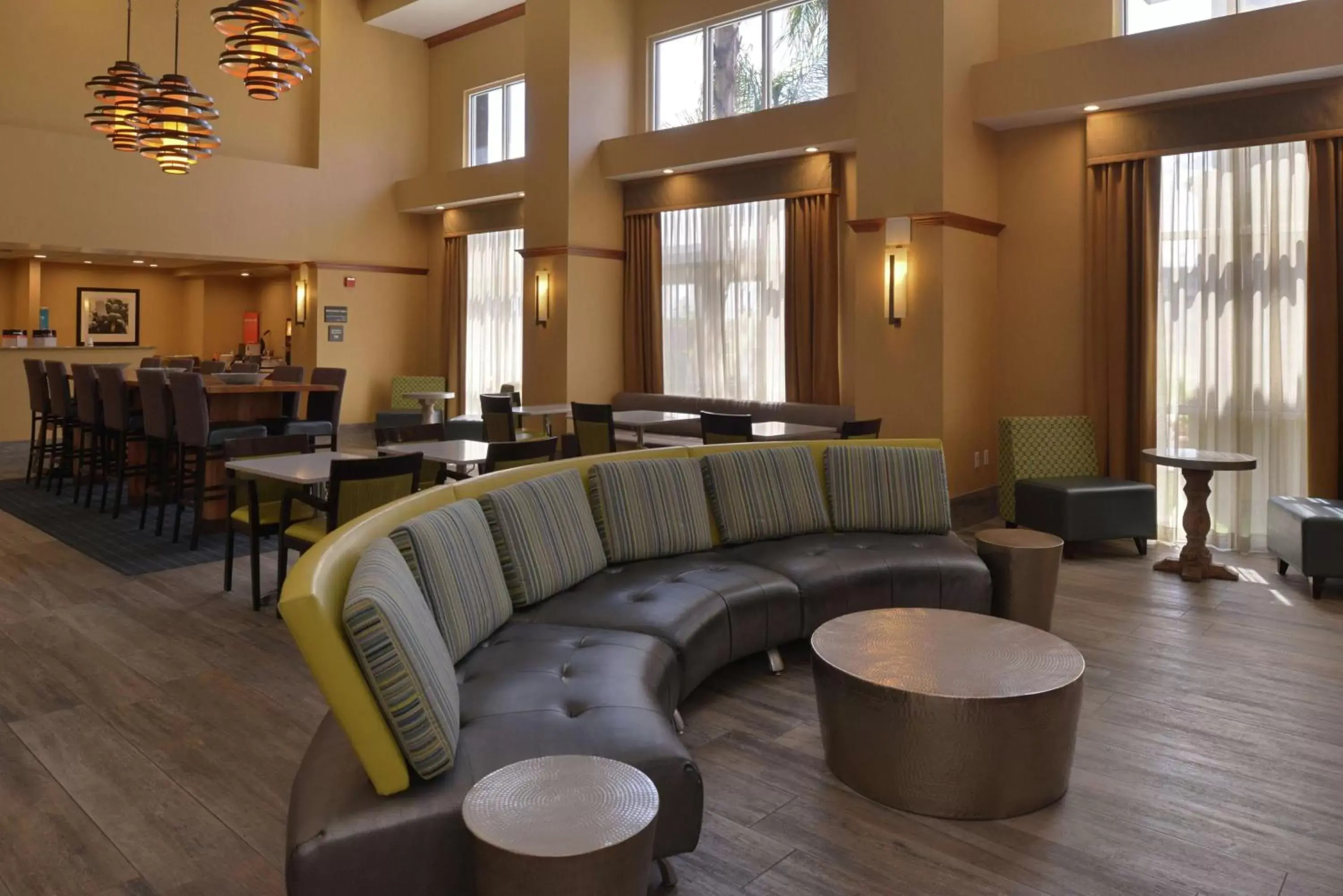 Lobby or reception, Lounge/Bar in Hampton Inn and Suites Bakersfield North-Airport