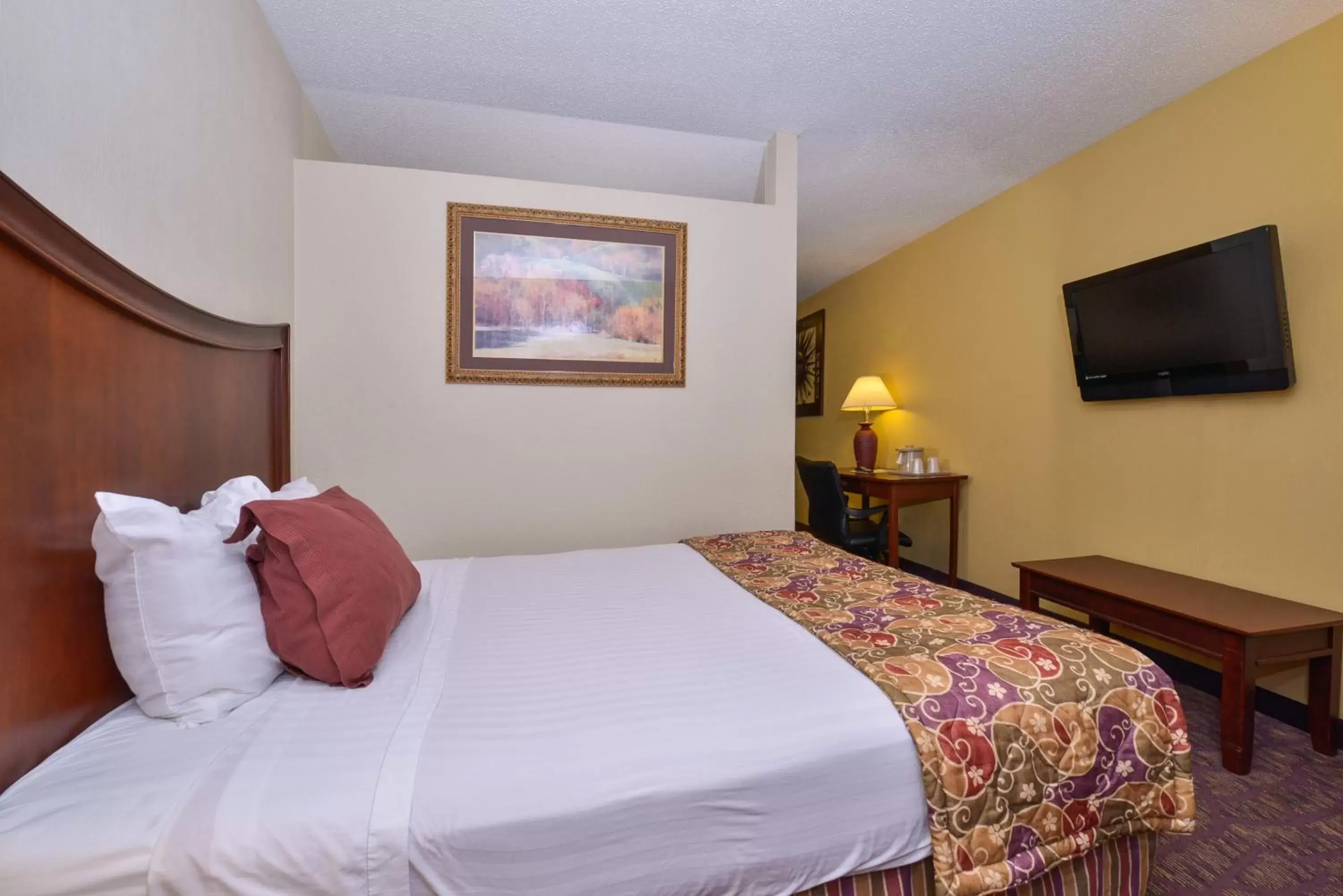 Bedroom, Bed in Lamplighter Inn-South Bedroom, Bed in Lamplighter Inn-South