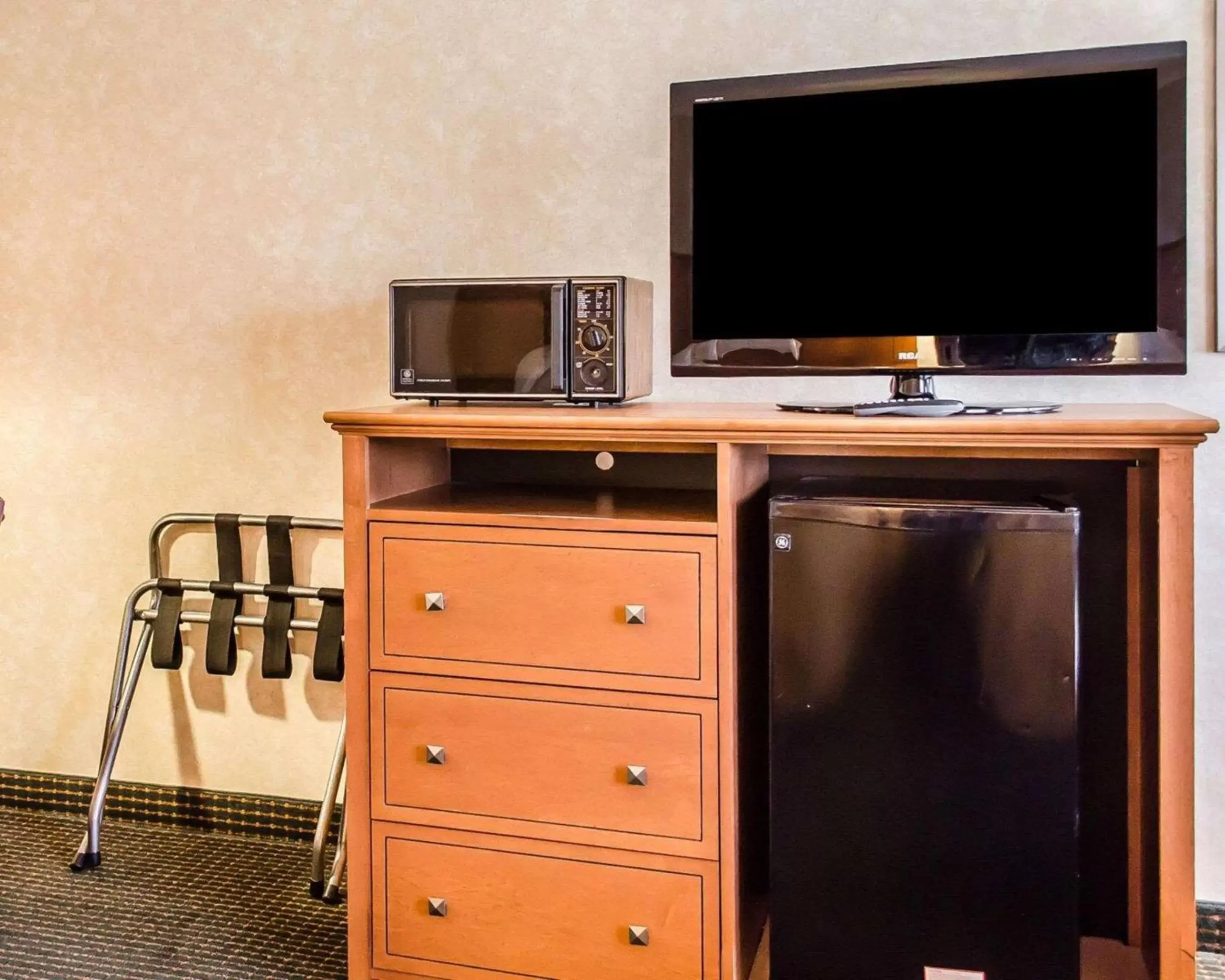Photo of the whole room, TV/Entertainment Center in Quality Inn Harrisburg - Hershey Area