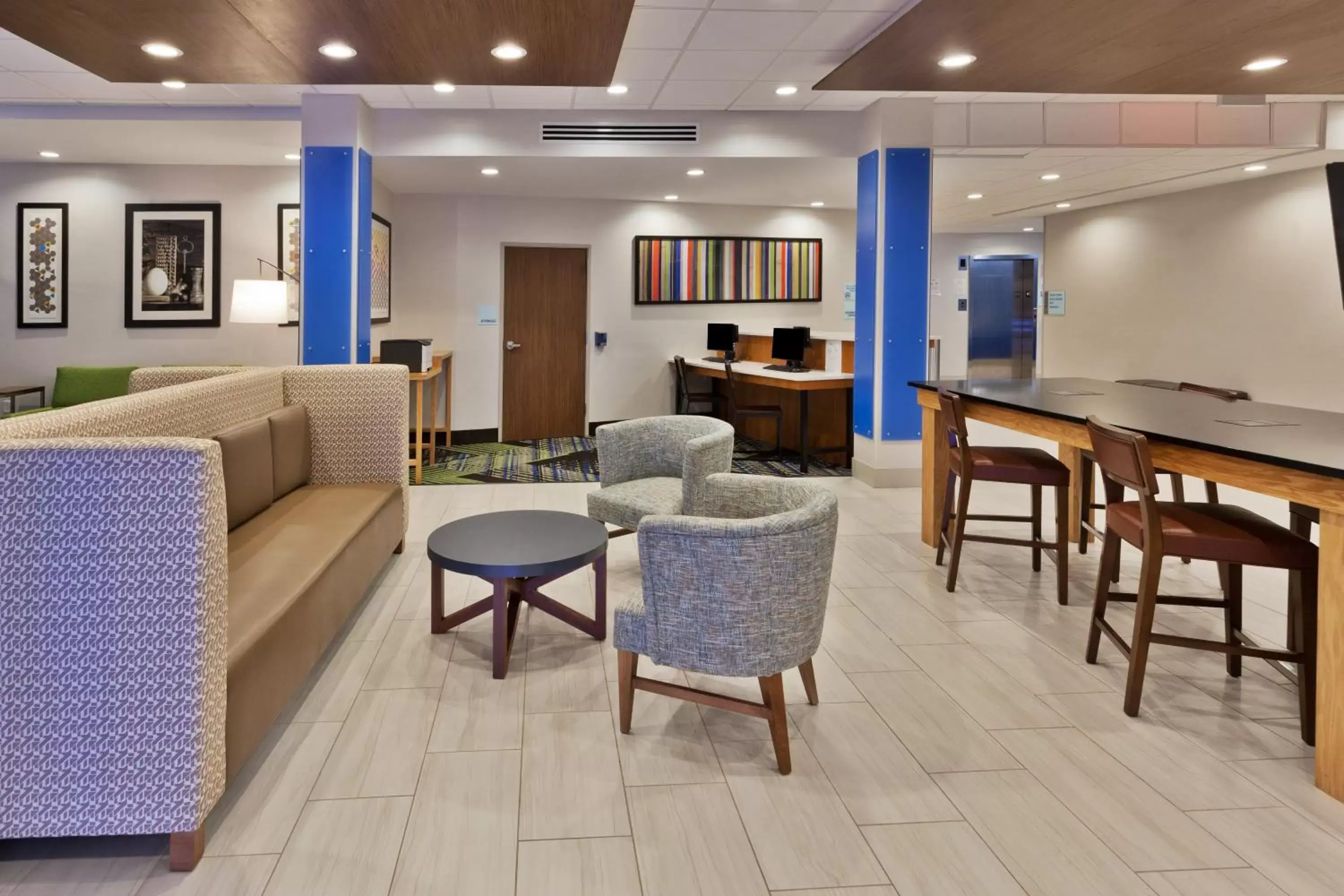 Property building, Lounge/Bar in Holiday Inn Express & Suites - Fayetteville, an IHG Hotel