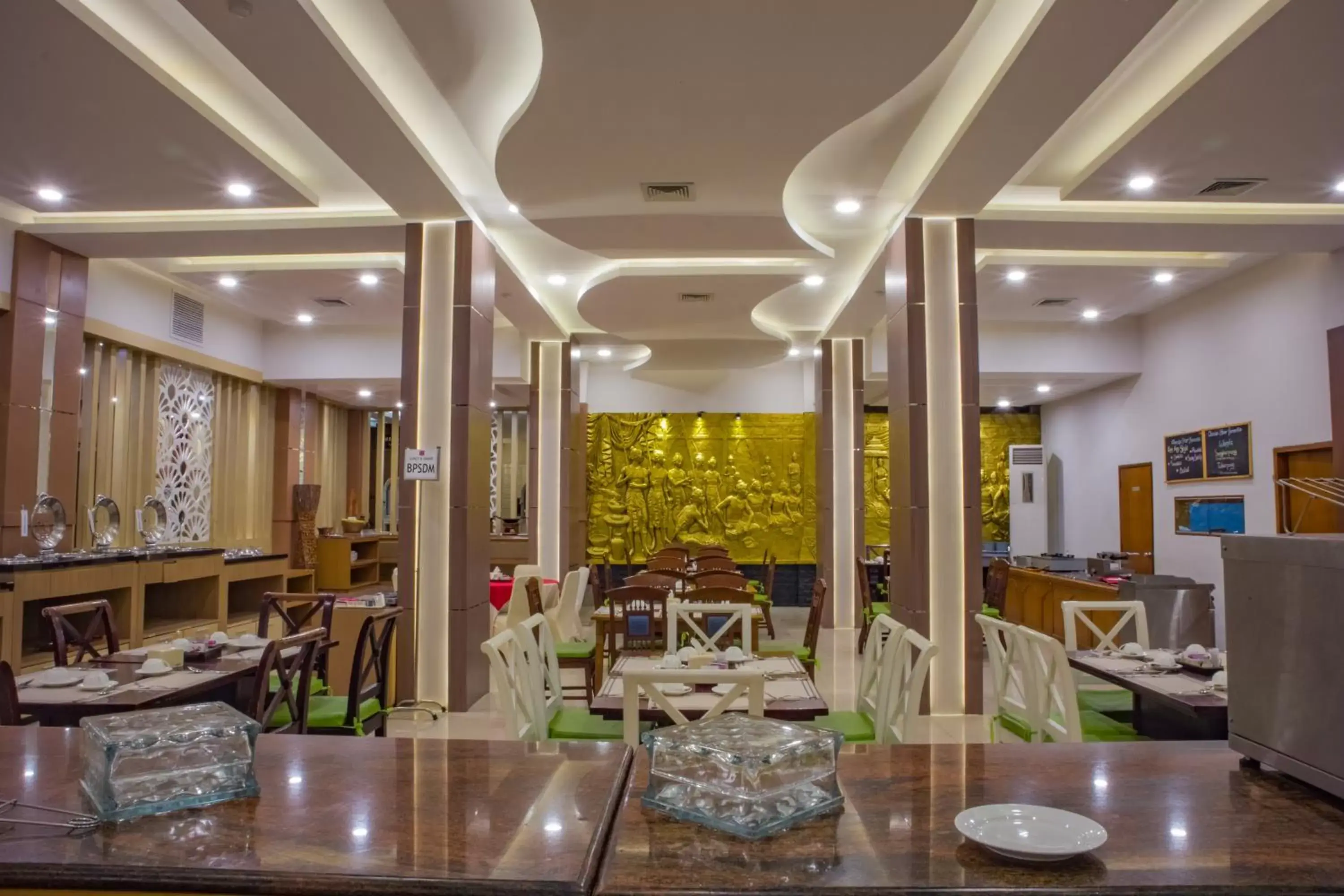 Restaurant/Places to Eat in Grand Inna Tunjungan