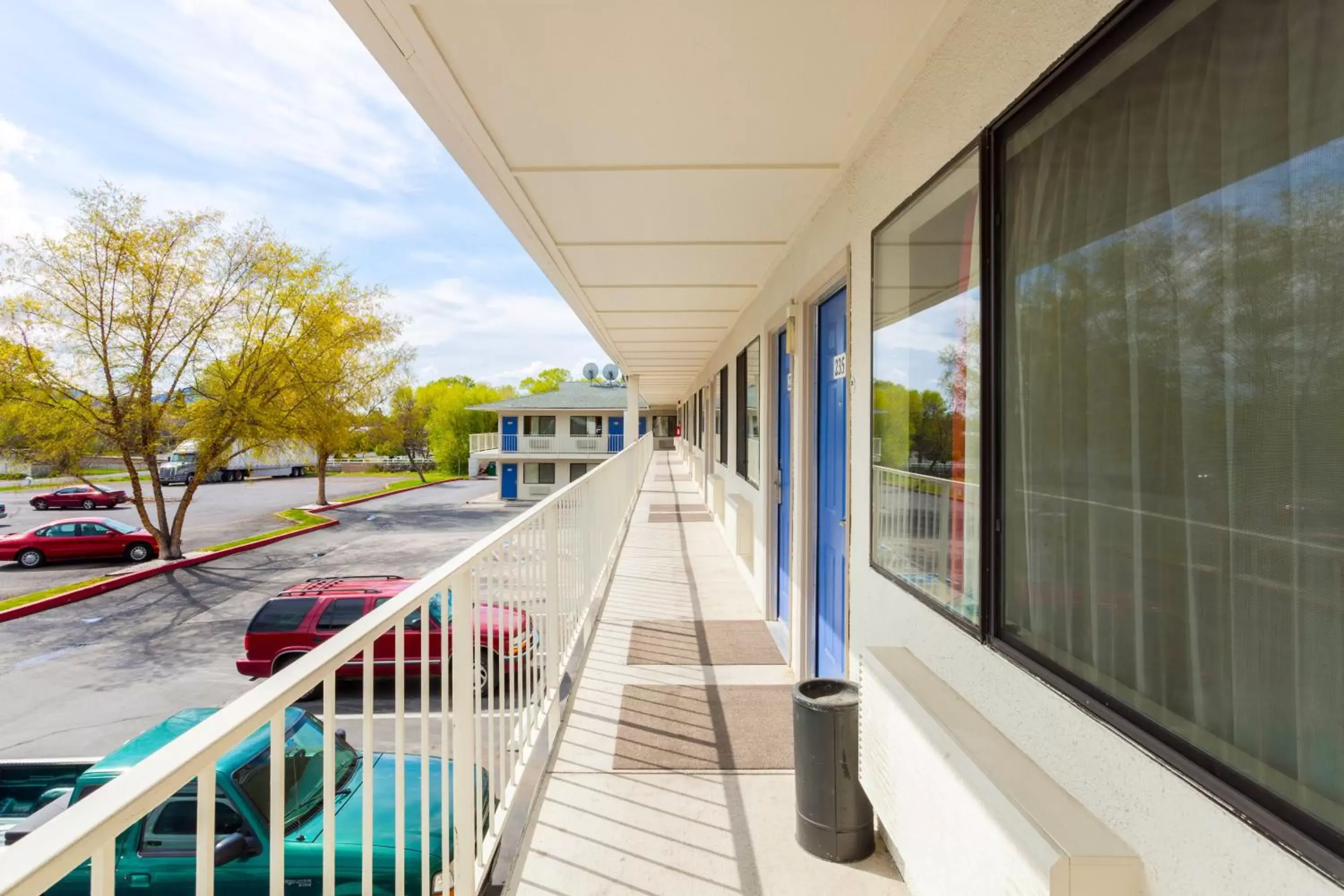 Facade/entrance, Balcony/Terrace in Motel 6-Klamath Falls, OR