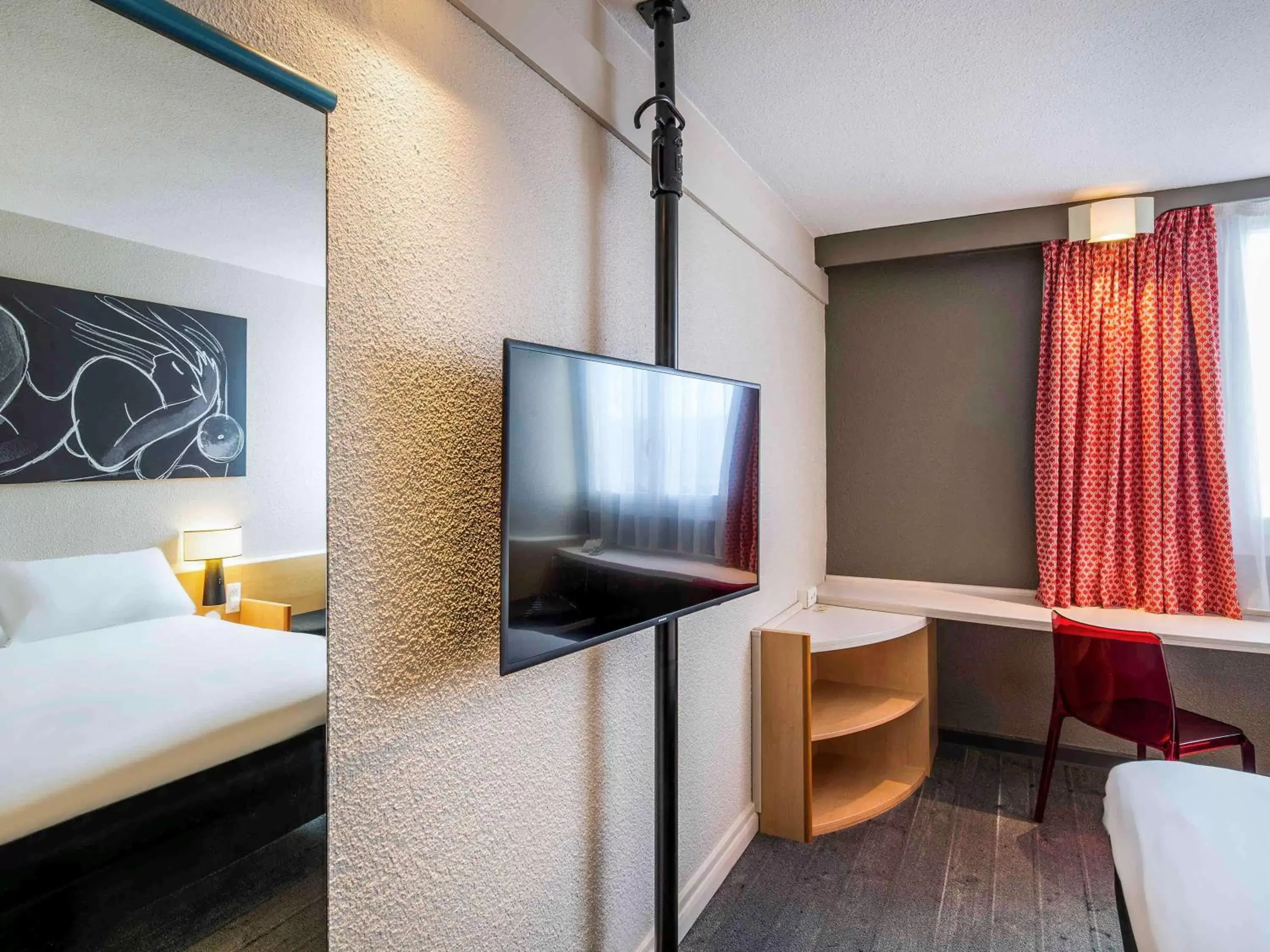 Photo of the whole room, TV/Entertainment Center in ibis Tours Nord