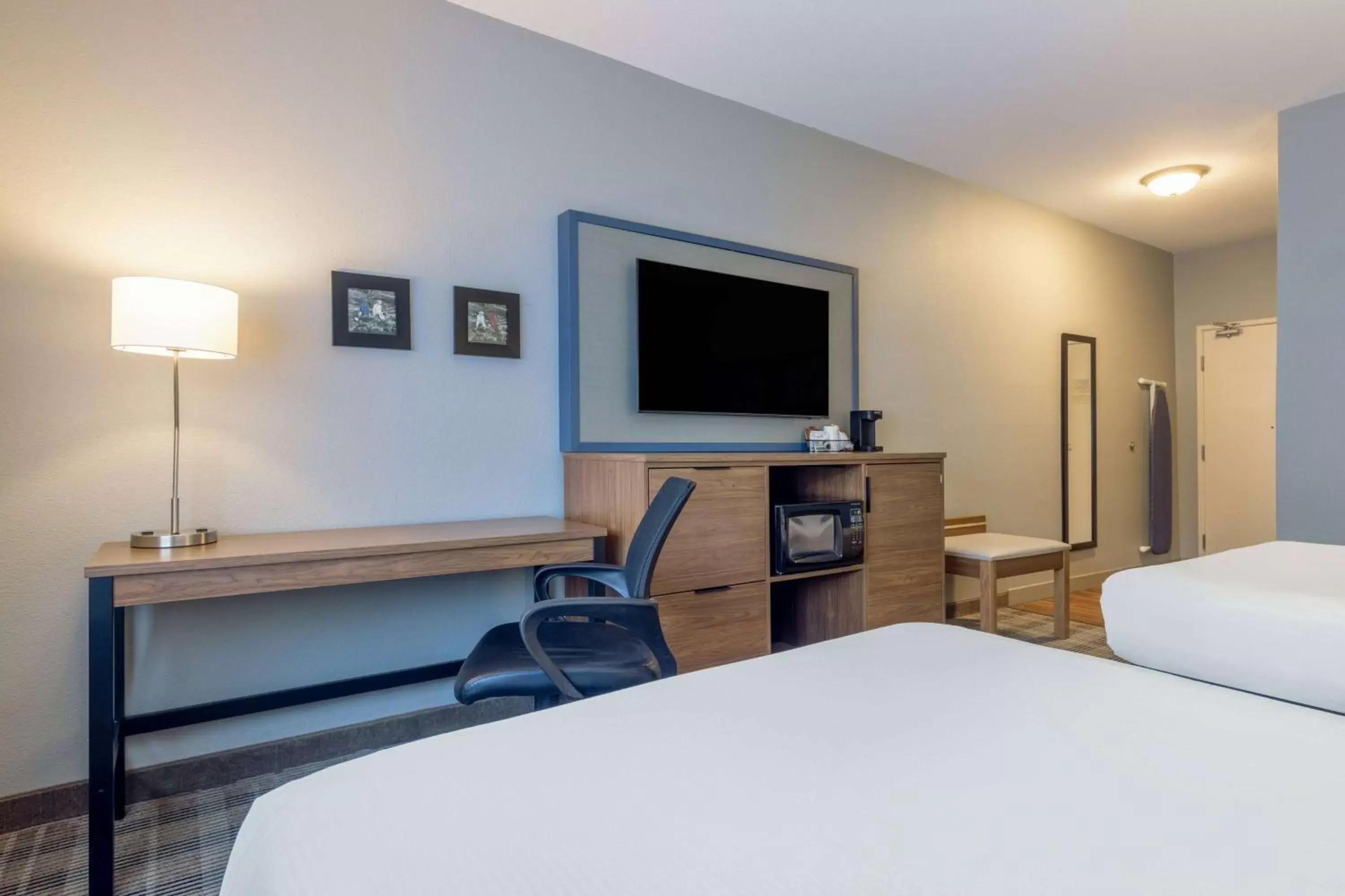 Photo of the whole room, Bed in AmericInn by Wyndham Duluth