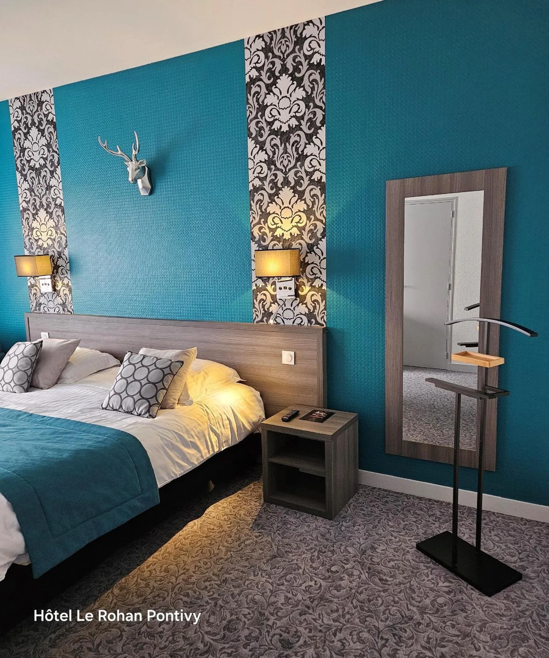 Guests, Bed in Hôtel Le Rohan Charme et Caractère