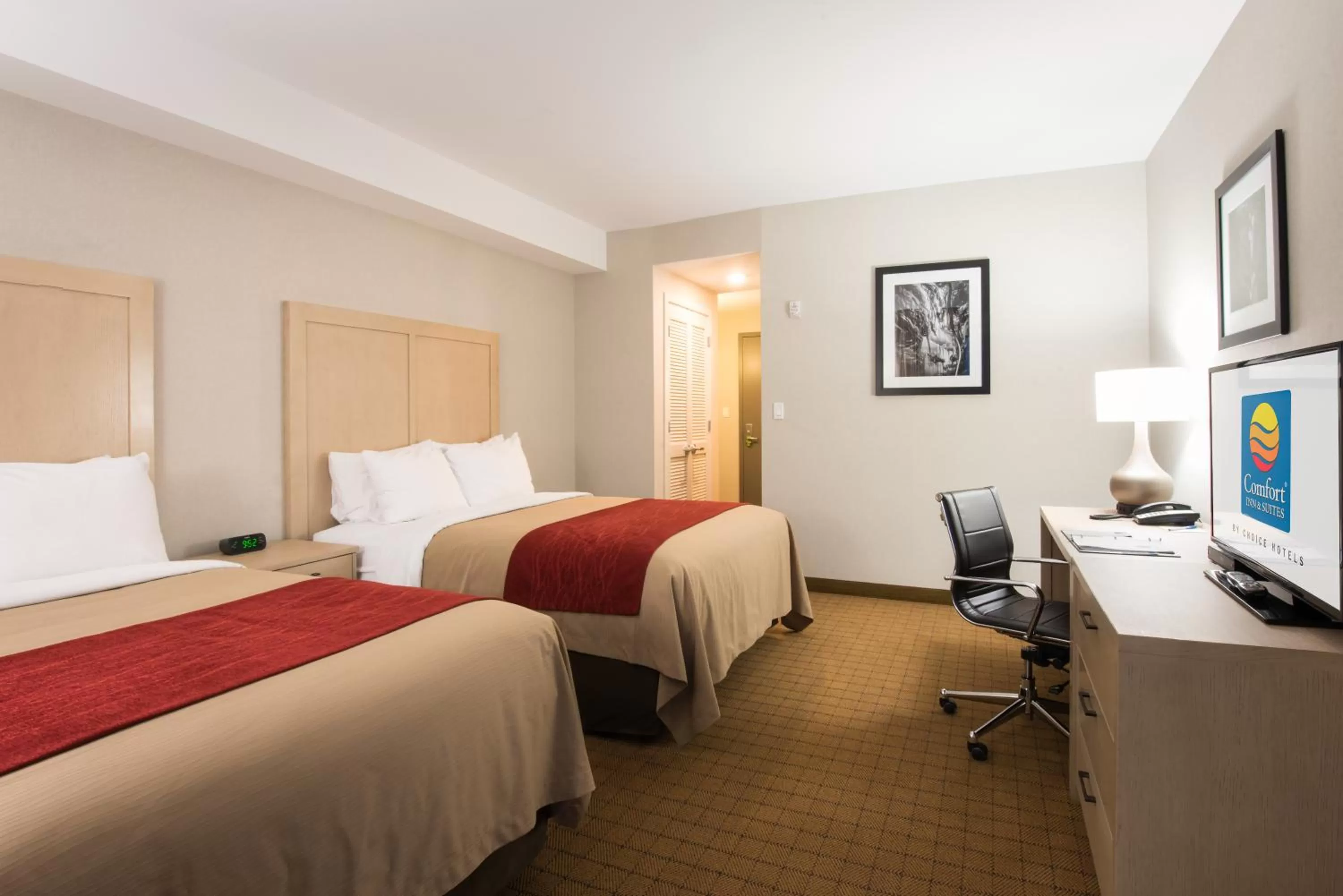 Photo of the whole room, Bed in Comfort Inn & Suites