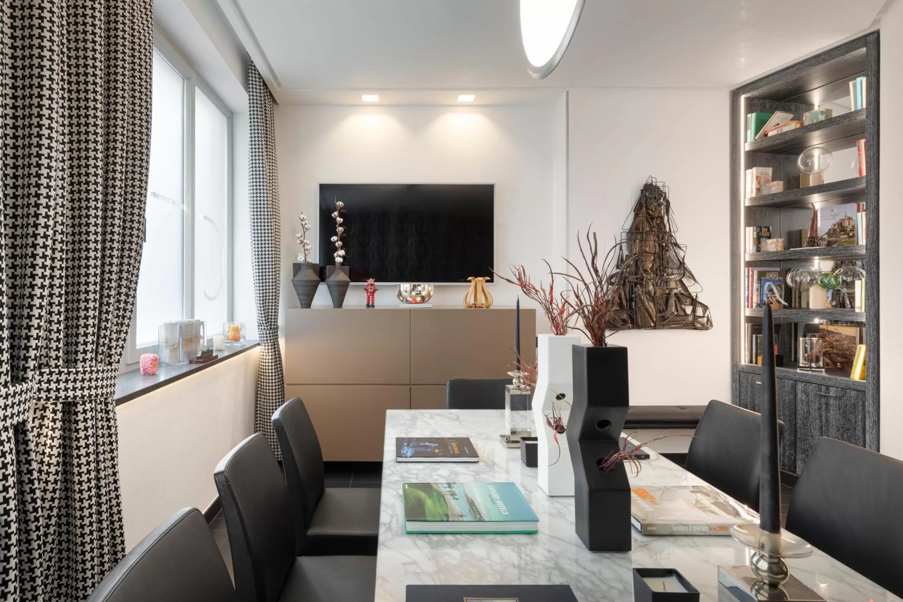 Communal lounge/ TV room in LHP Napoli Palace & SPA