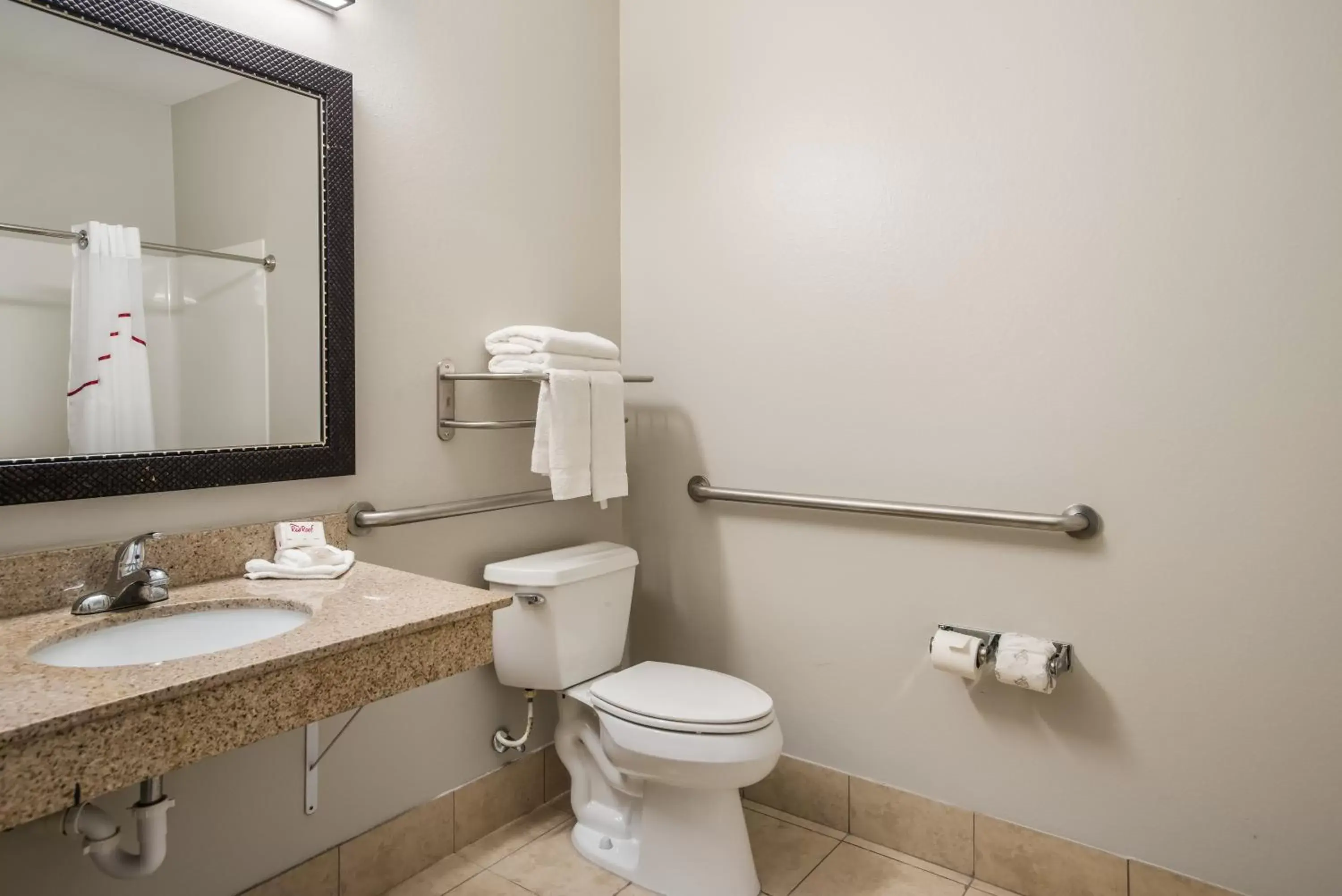 Bathroom in Red Roof Inn & Suites Lake Charles