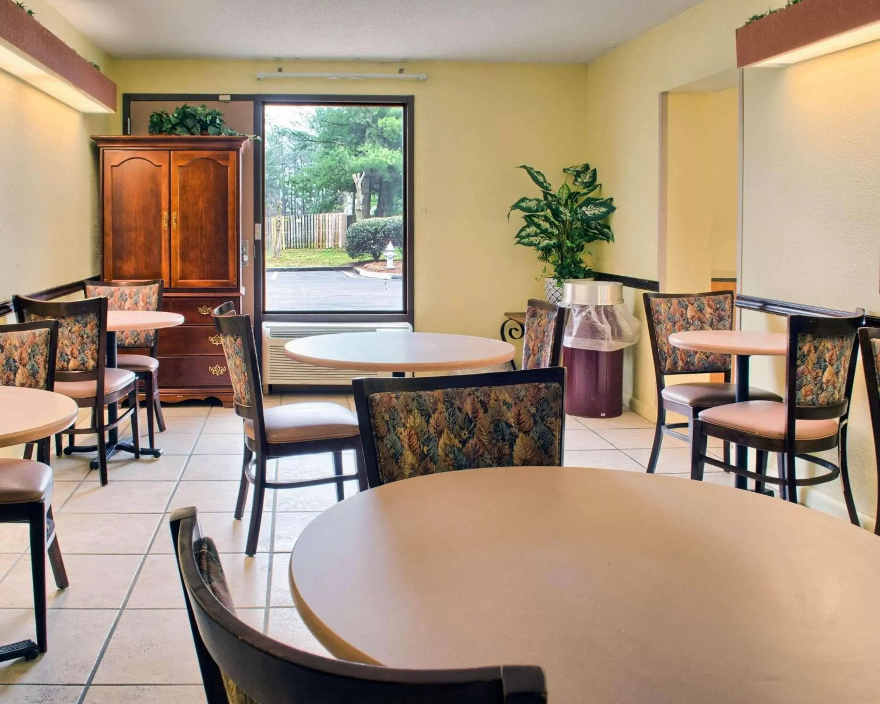 Restaurant/Places to Eat in Econo Lodge Richmond