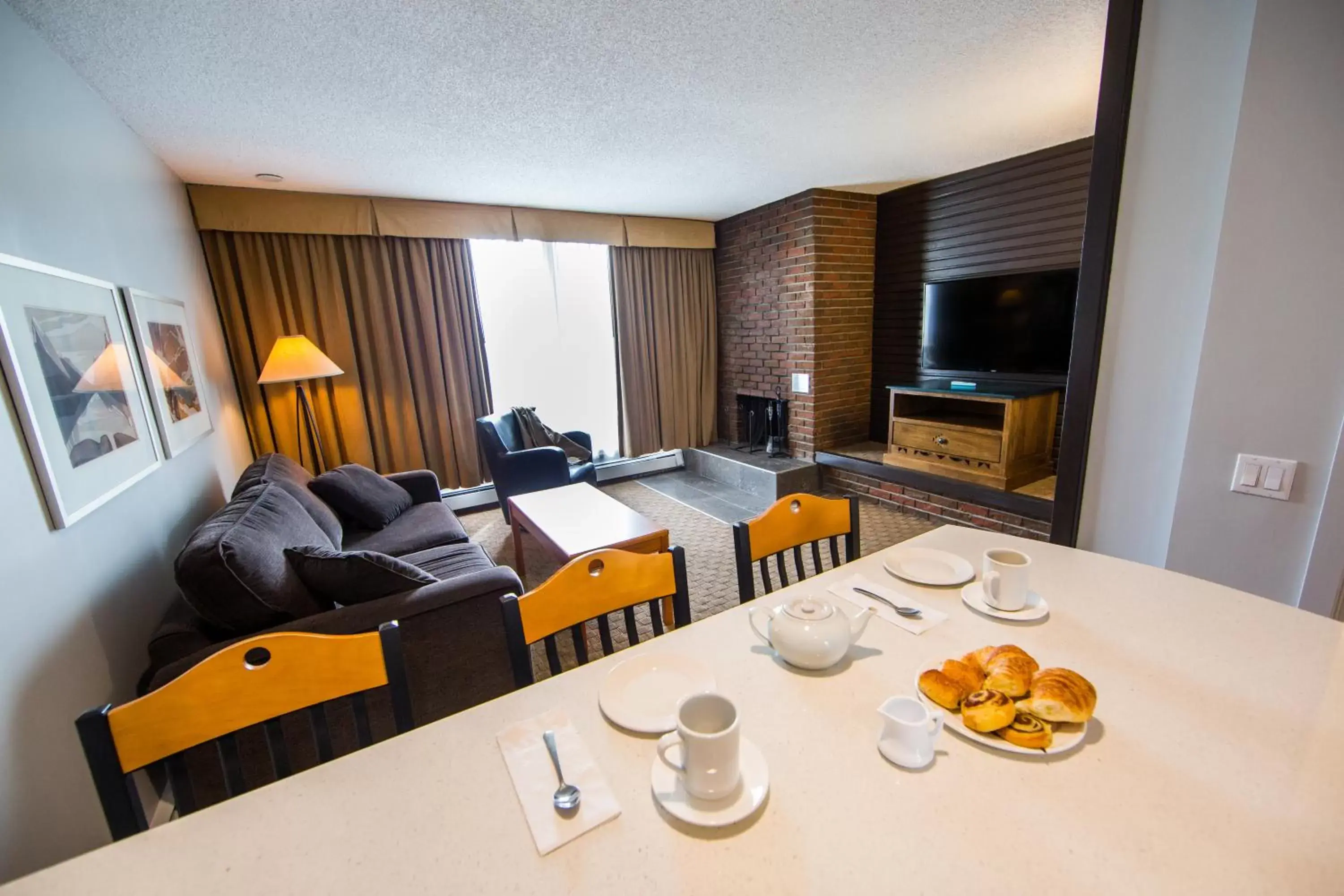 Seating area, Dining Area in Jasper Inn & Suites by INNhotels