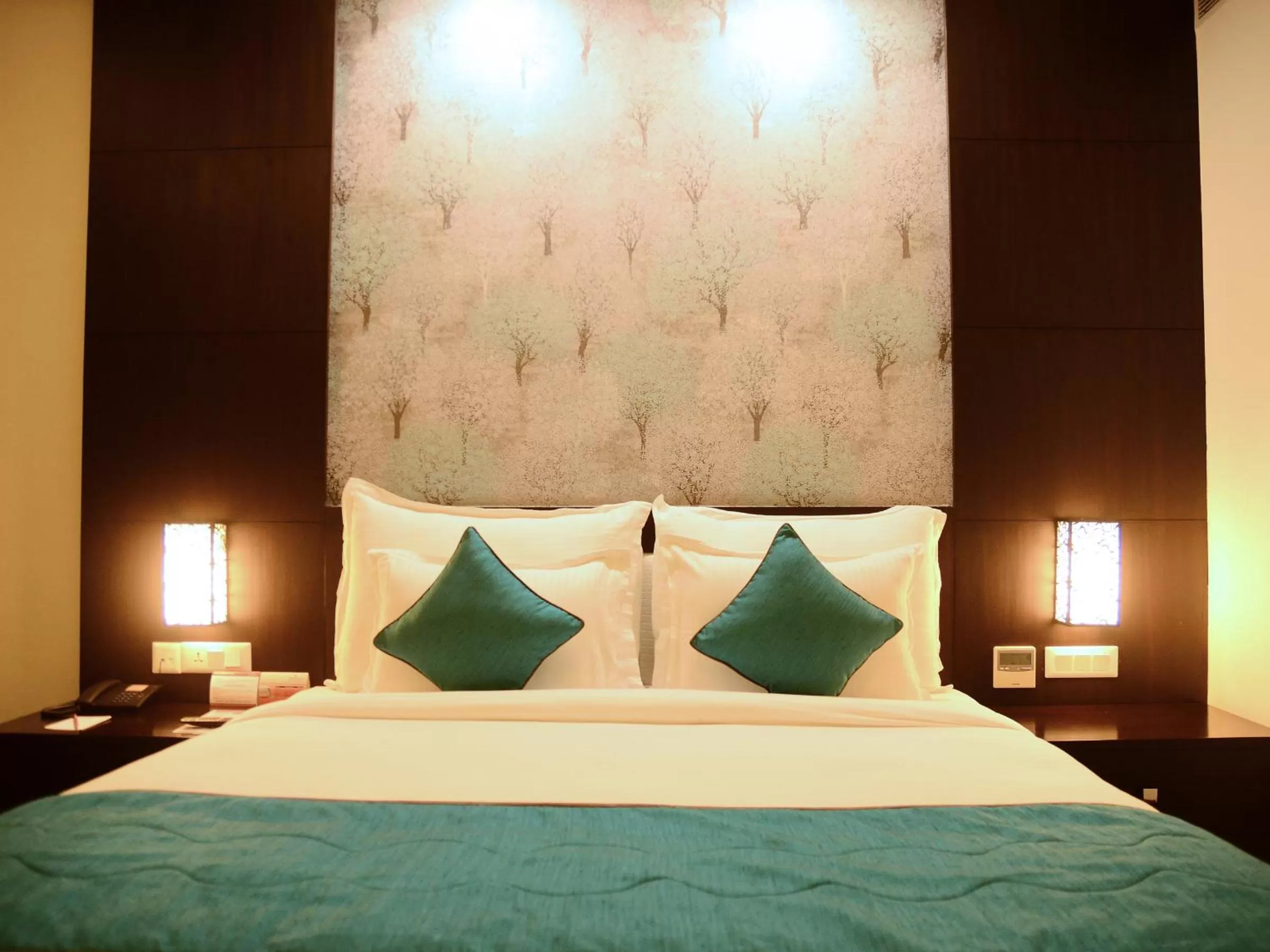 Bed in Ramada Jamshedpur Bistupur