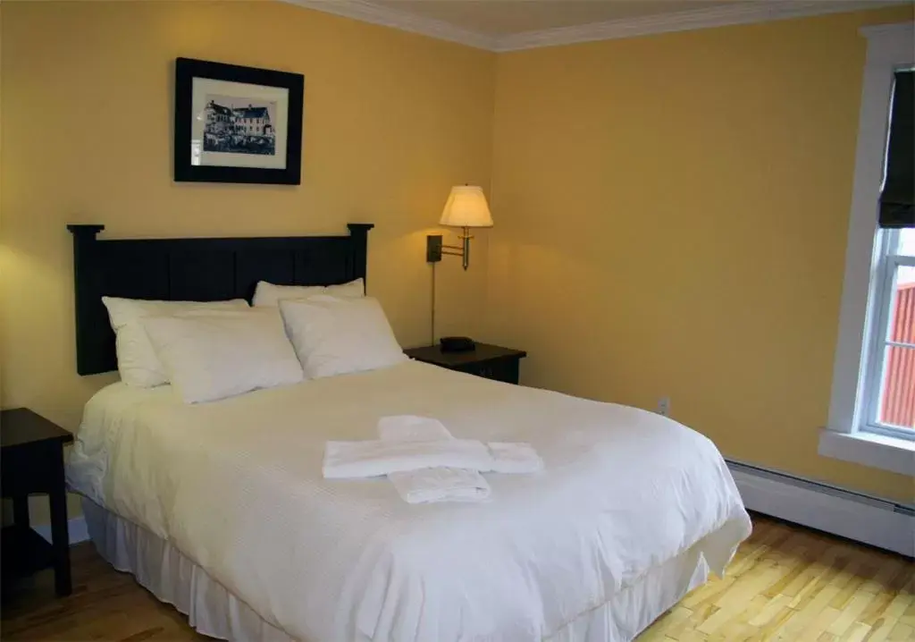 Bed in Grenfell Heritage Hotel & Suites