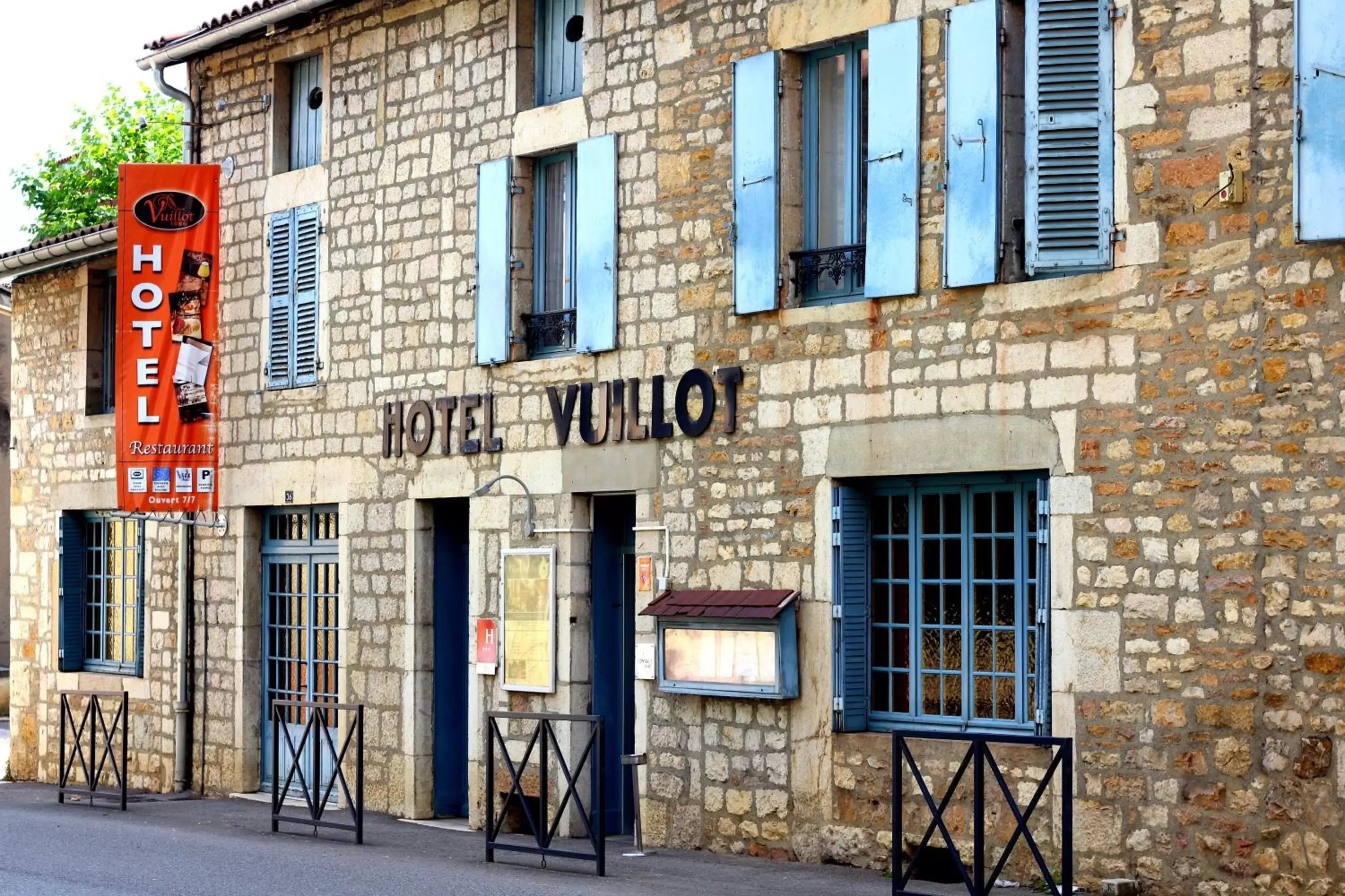 Facade/entrance, Property Building in Logis Hôtel Restaurant Vuillot