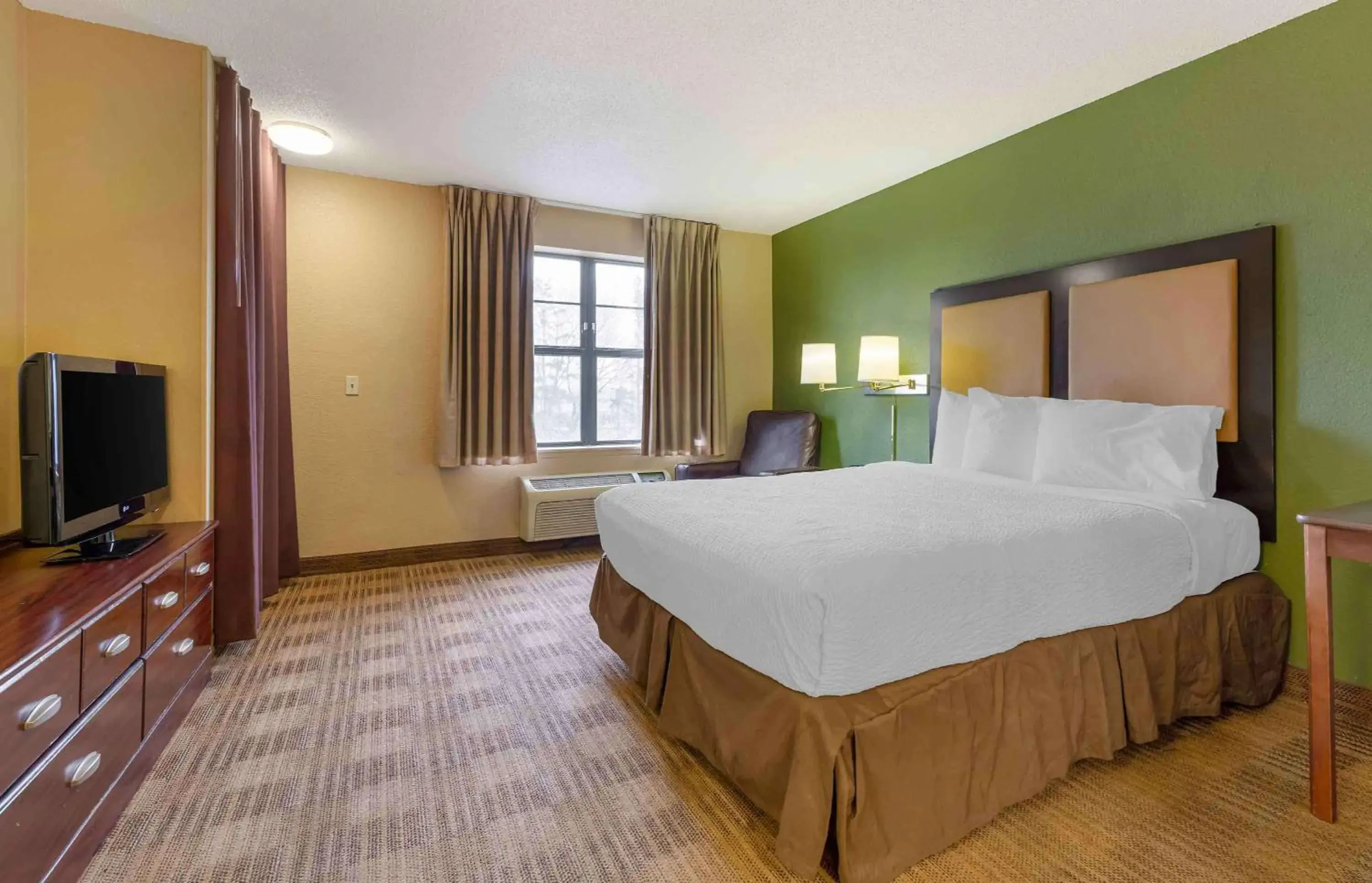 Bedroom, Bed in Extended Stay America Suites - Minneapolis - Airport - Eagan - South