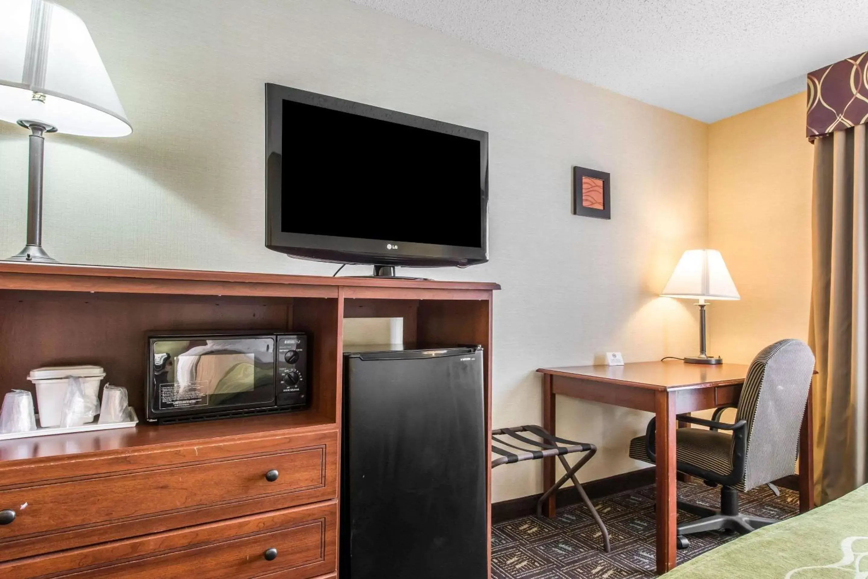 Photo of the whole room, TV/Entertainment Center in Comfort Inn Weirton