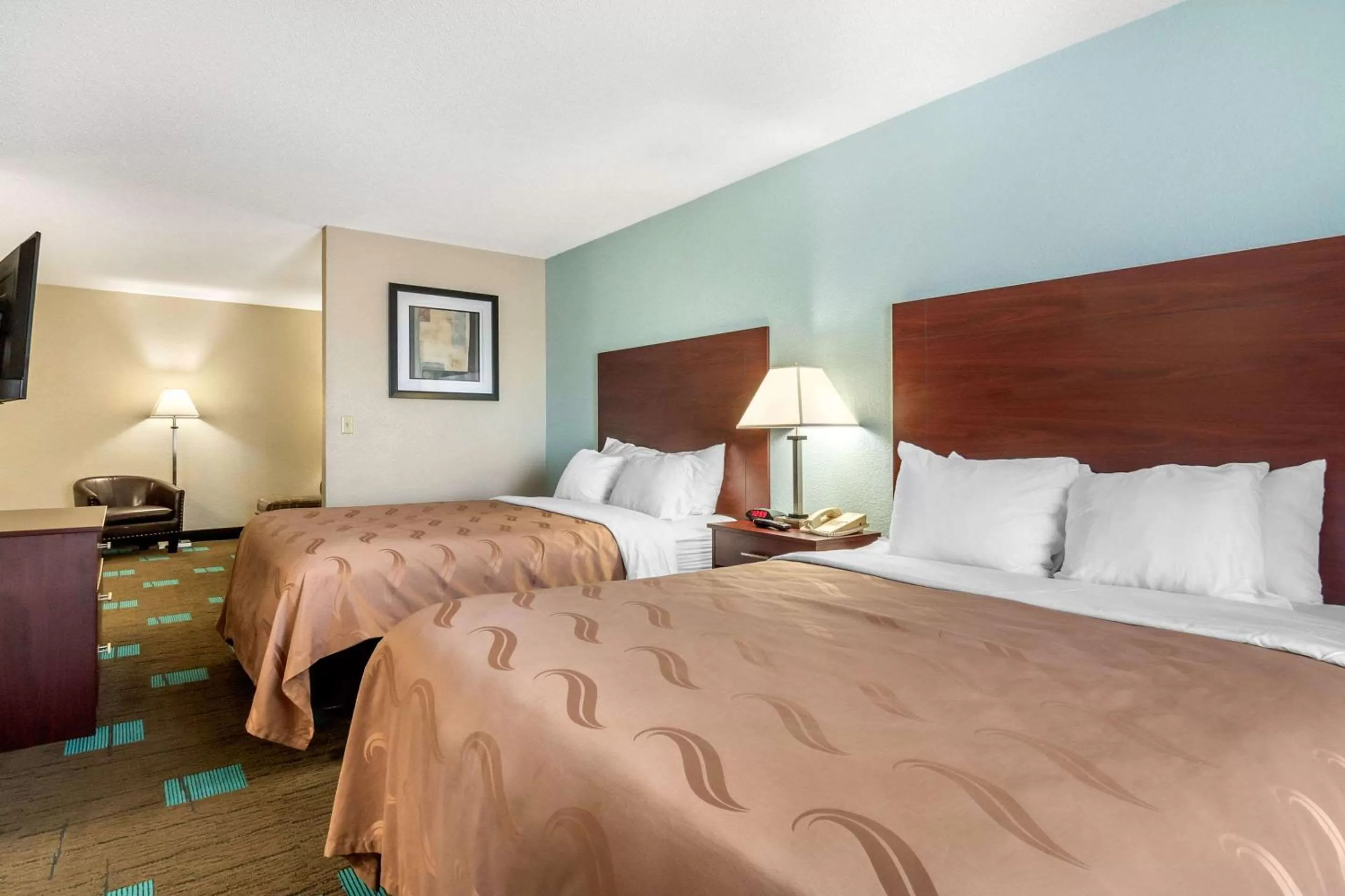 Photo of the whole room in Quality Suites Kansas City International Airport