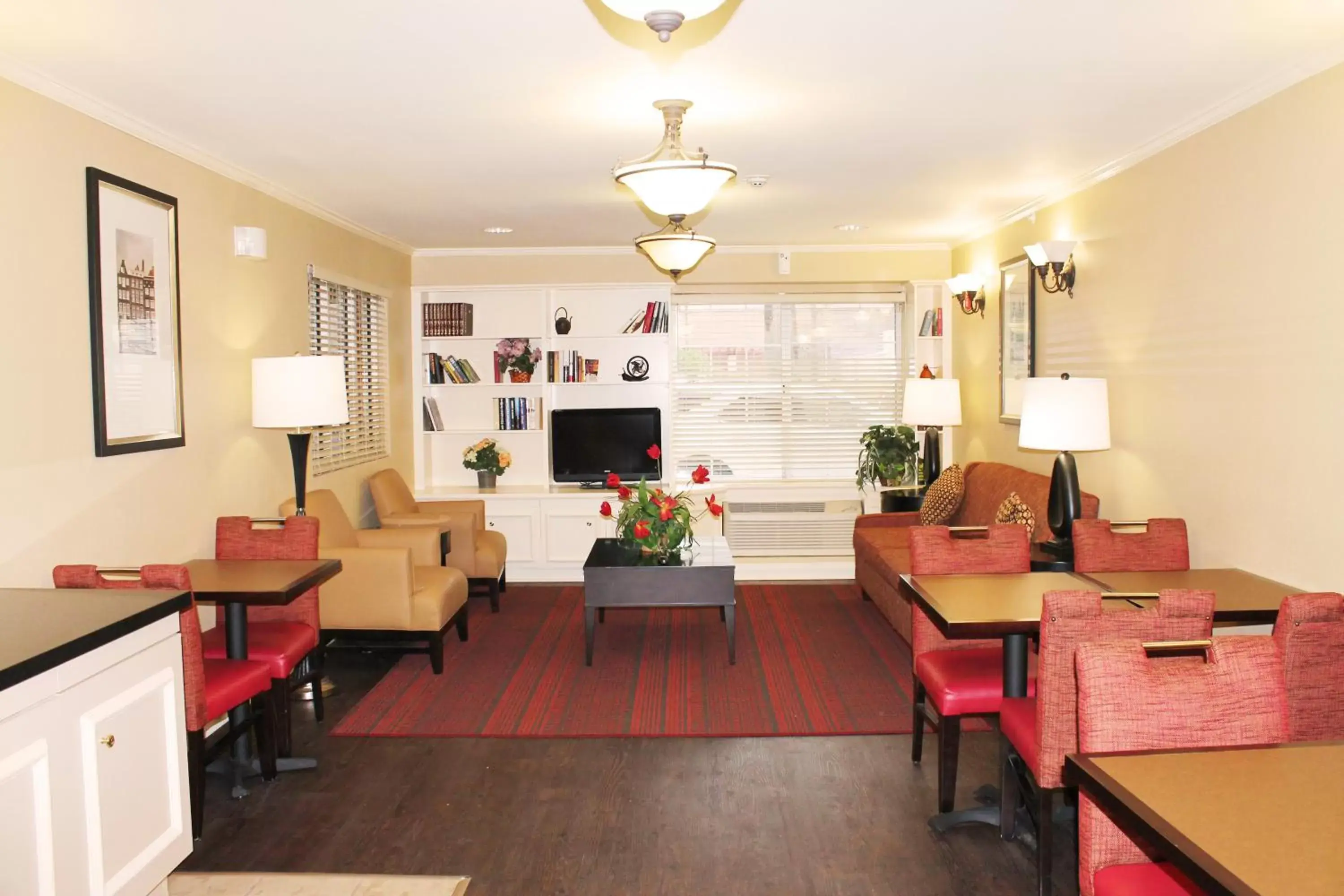 Communal lounge/ TV room in Extended Stay America Suites - Houston - Galleria - Uptown