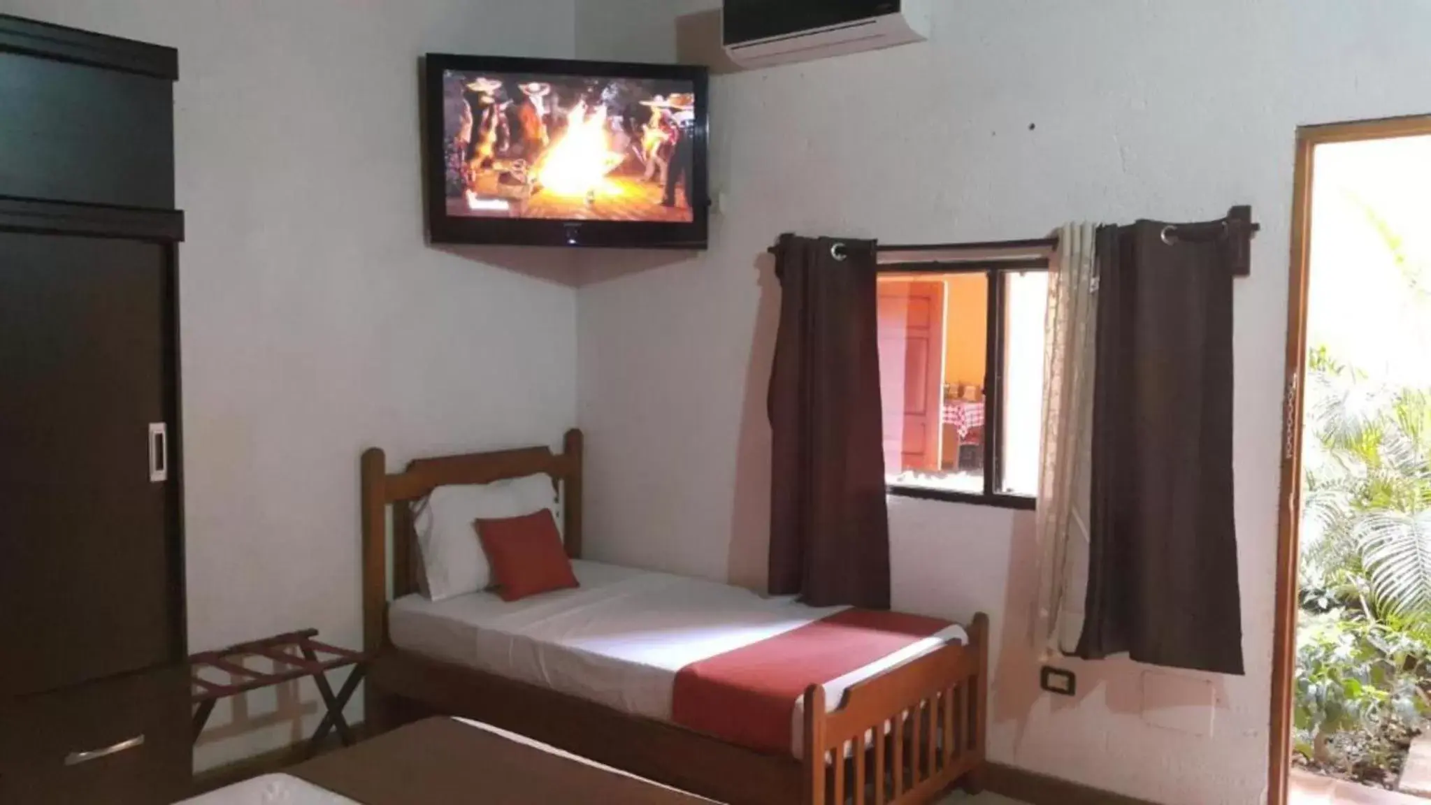 Inner courtyard view, Bed in Hotel El Maltese