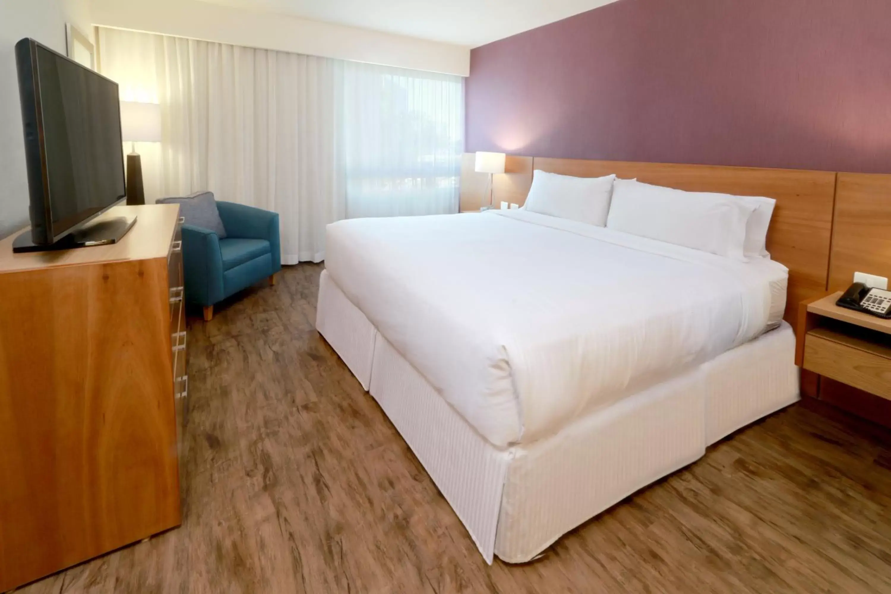 Photo of the whole room, Bed in Staybridge Suites Guadalajara Expo, an IHG Hotel