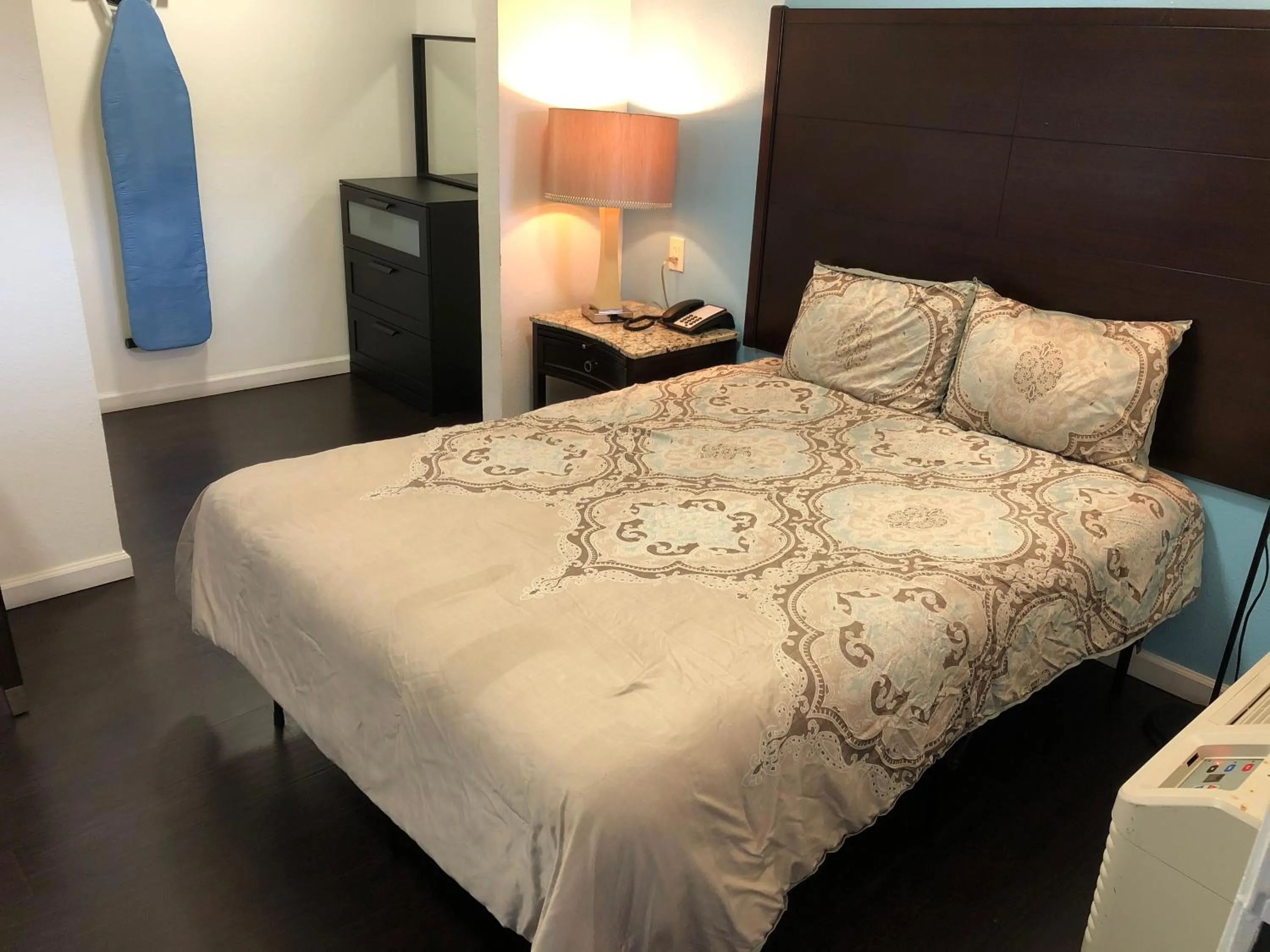 Bedroom, Bed in Westwind Lodge