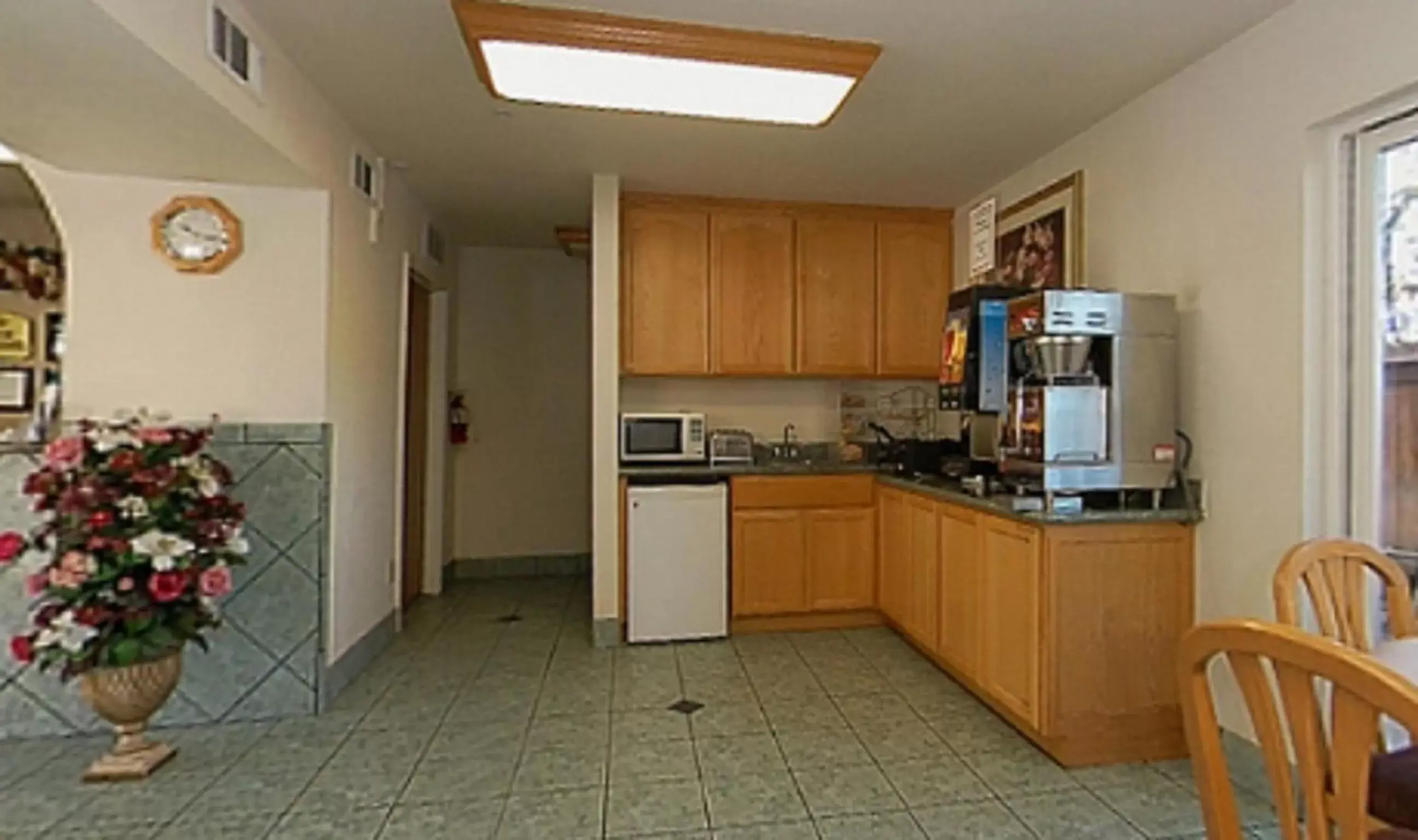 Kitchen or kitchenette, Kitchen/Kitchenette in Cloverdale Wine Country Inn & Suites