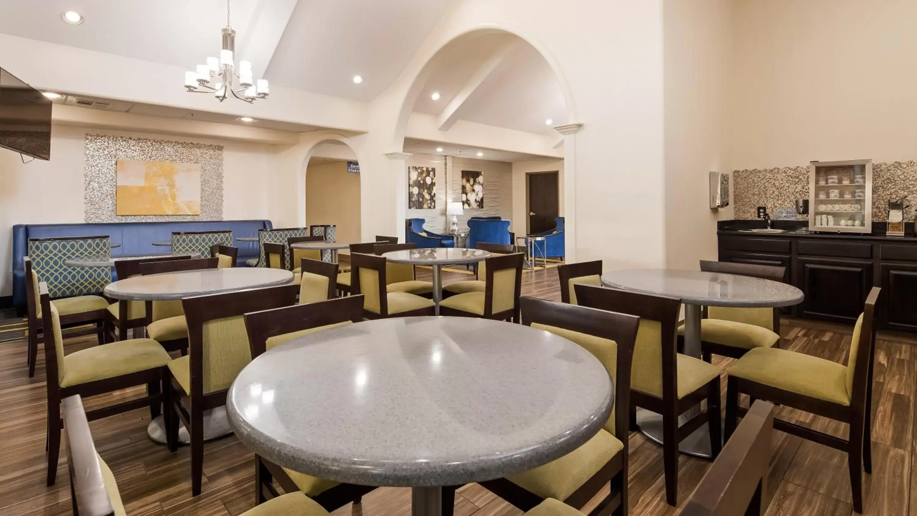 Breakfast, Restaurant/Places to Eat in Best Western PLUS Tulsa Inn & Suites