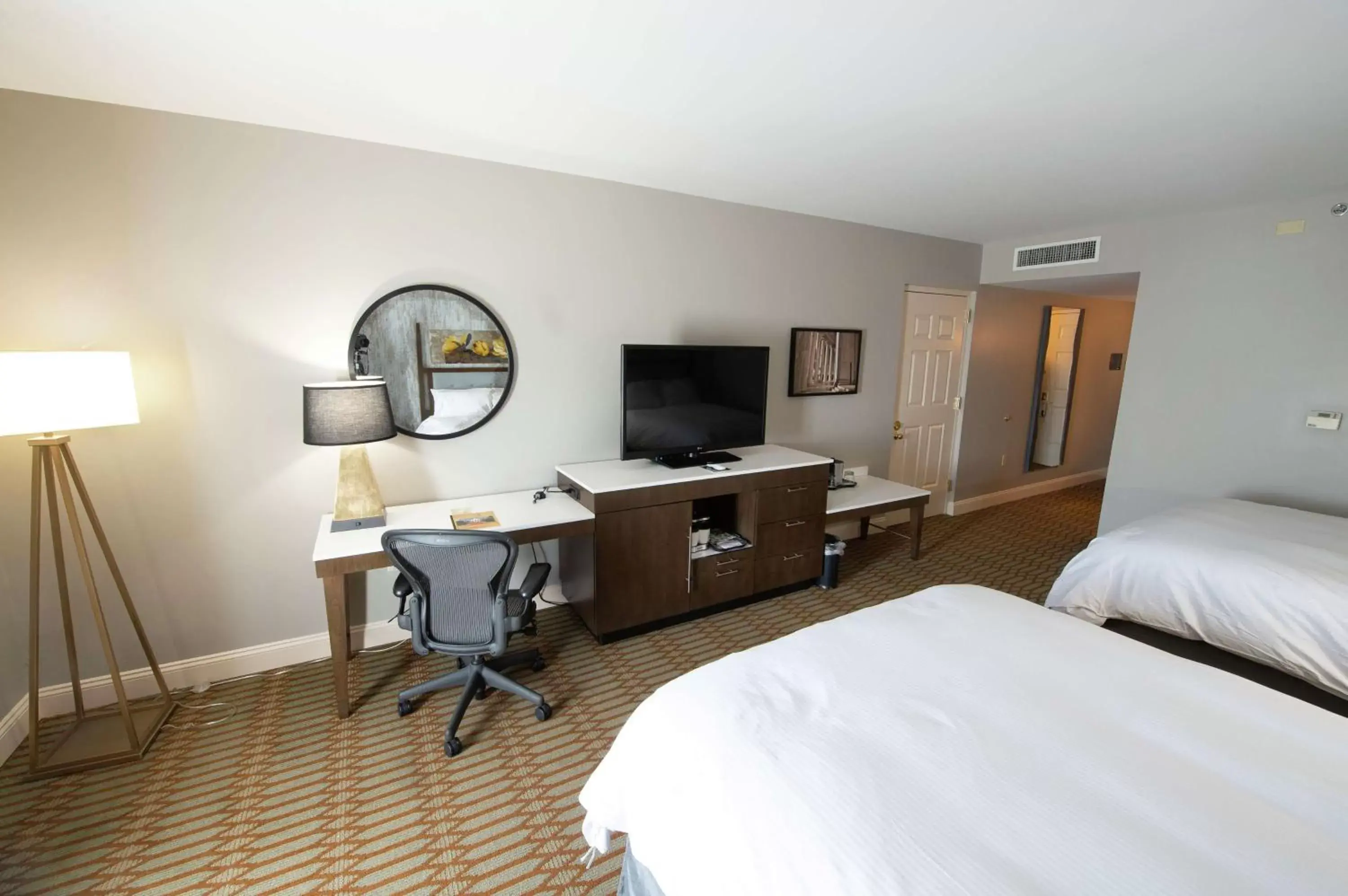 Bed, TV/Entertainment Center in Virginia Crossings Hotel, Tapestry Collection by Hilton