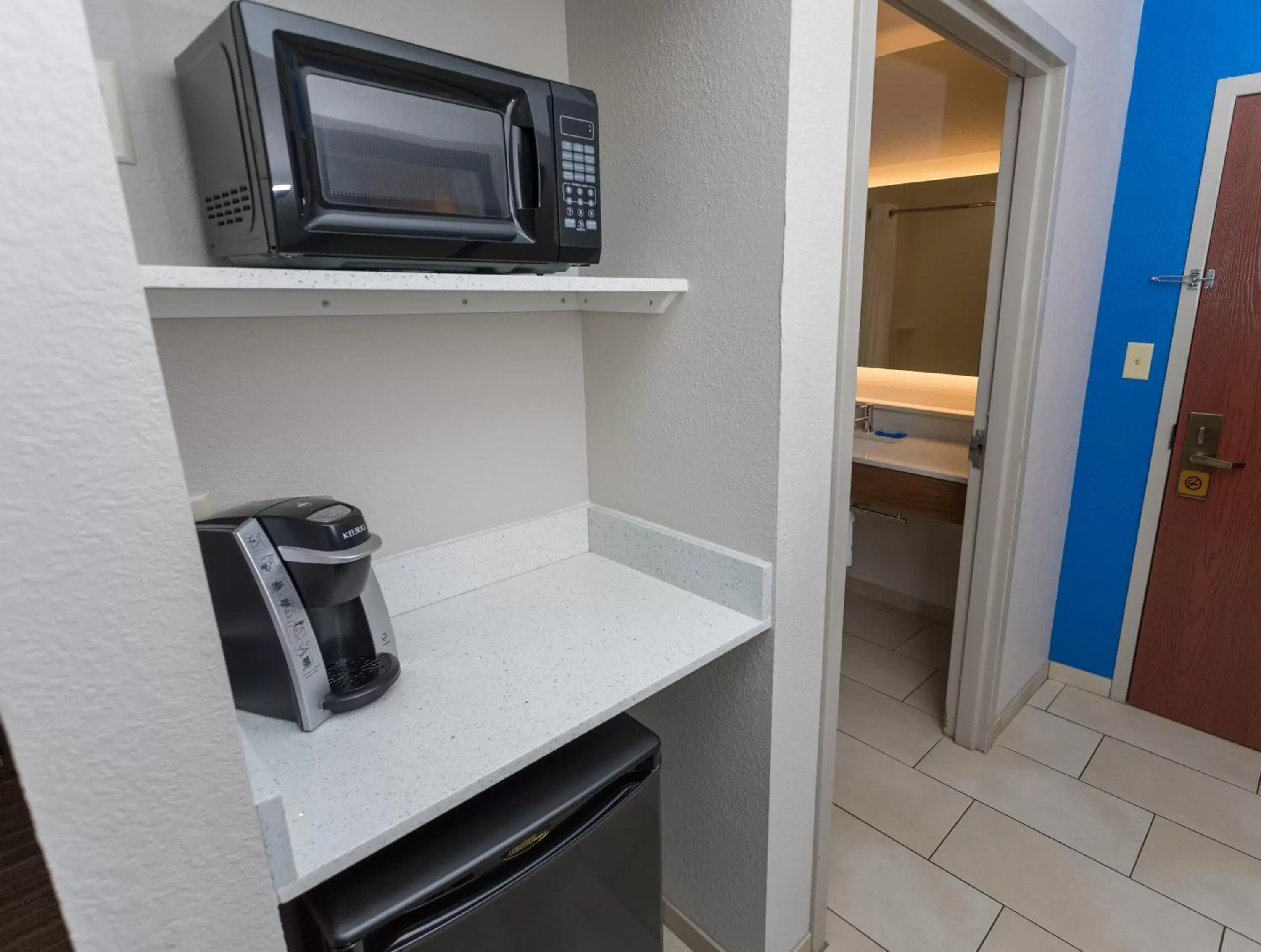 Bedroom, Kitchen/Kitchenette in Holiday Inn Express Hotel & Suites Athens, an IHG Hotel