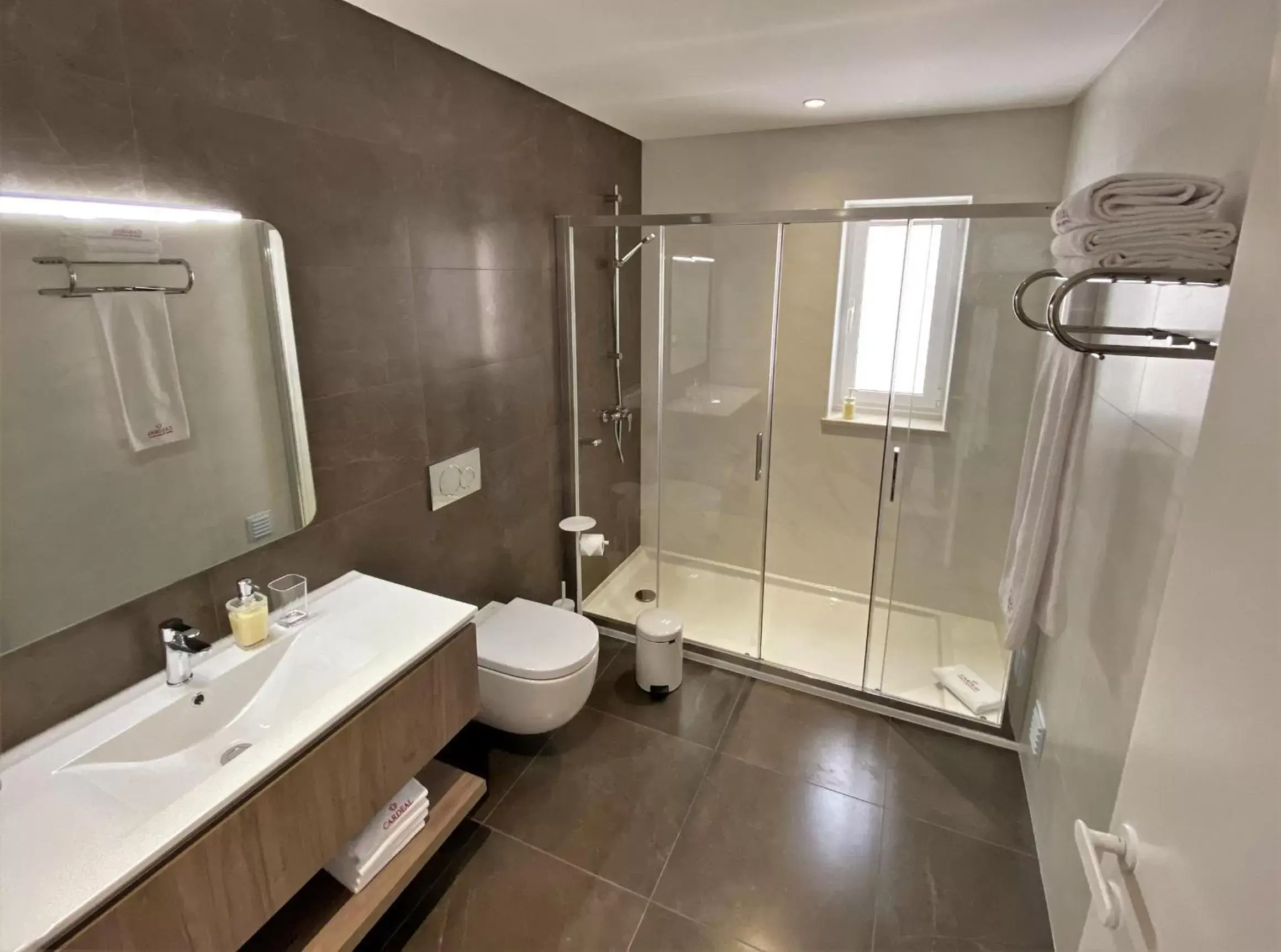Shower, Bathroom in Cardeal Suites & Apartments