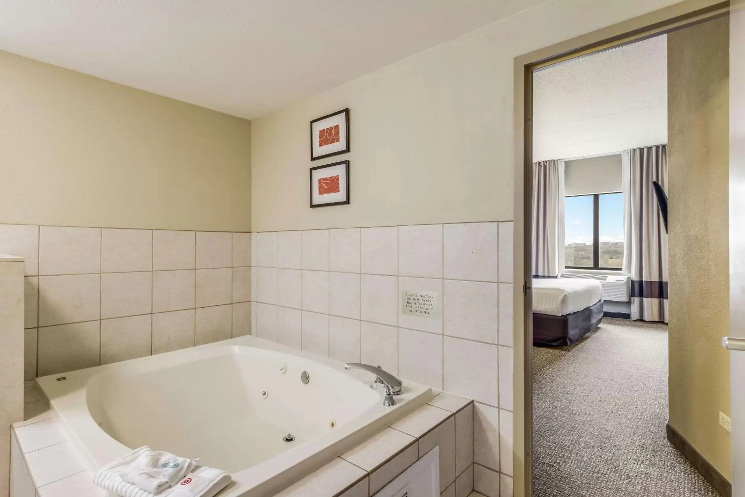 Photo of the whole room, Bathroom in Comfort Suites Chicago O'Hare Airport