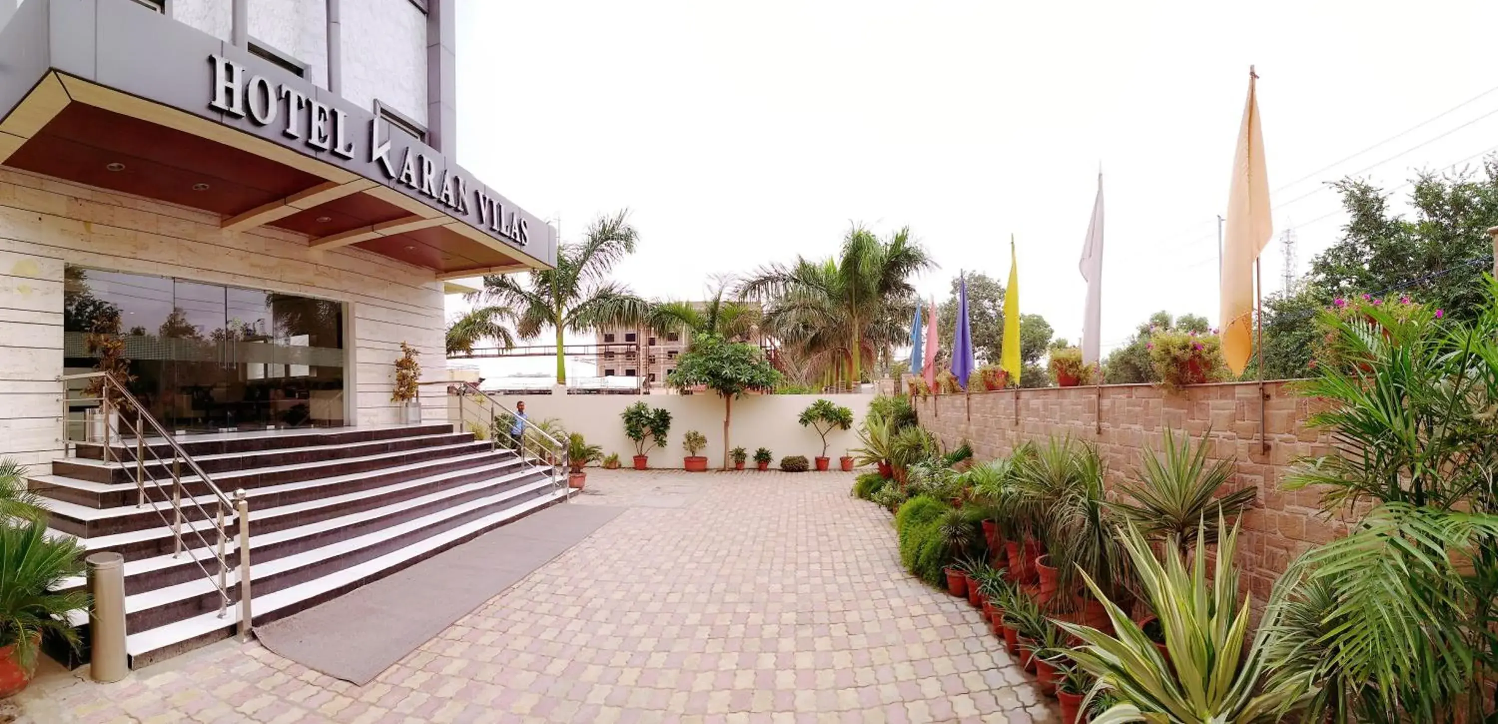 Facade/entrance in Hotel Karan Vilas