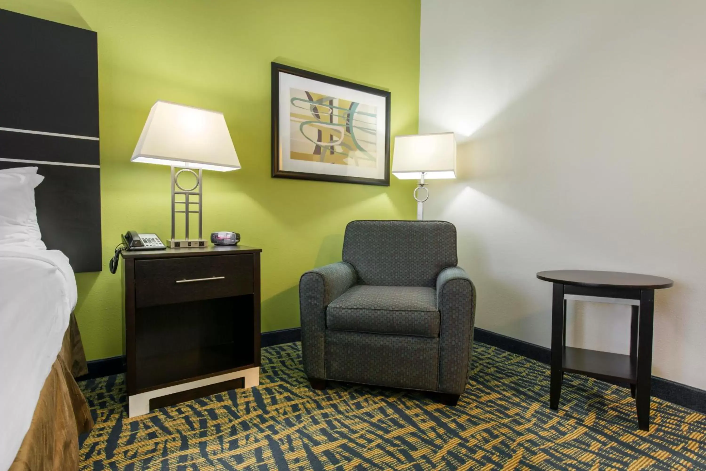 Photo of the whole room, Seating Area in Holiday Inn Savannah South - I-95 Gateway, an IHG Hotel