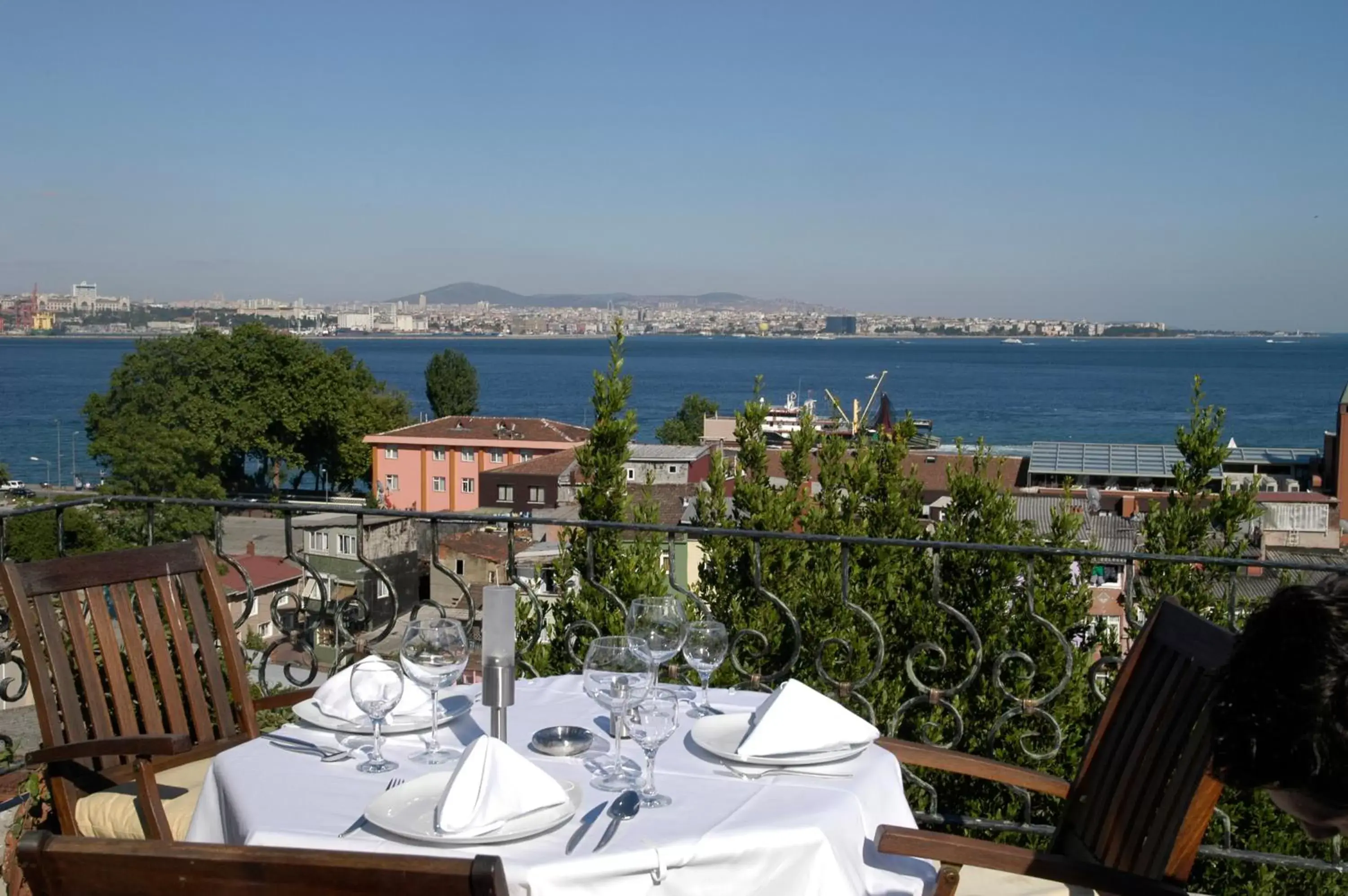 Restaurant/Places to Eat in Azade Premier Hotel