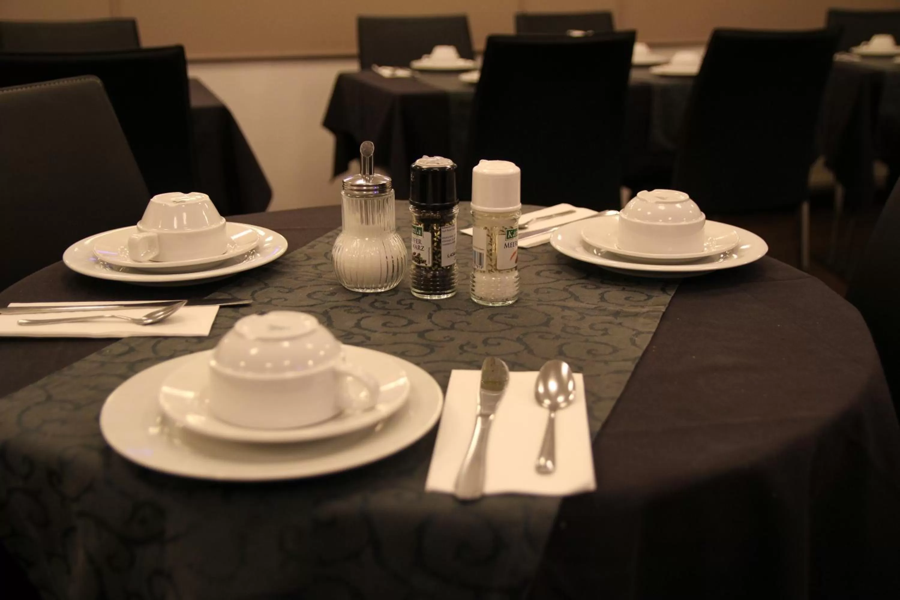 Restaurant/places to eat in Carlton Hotel