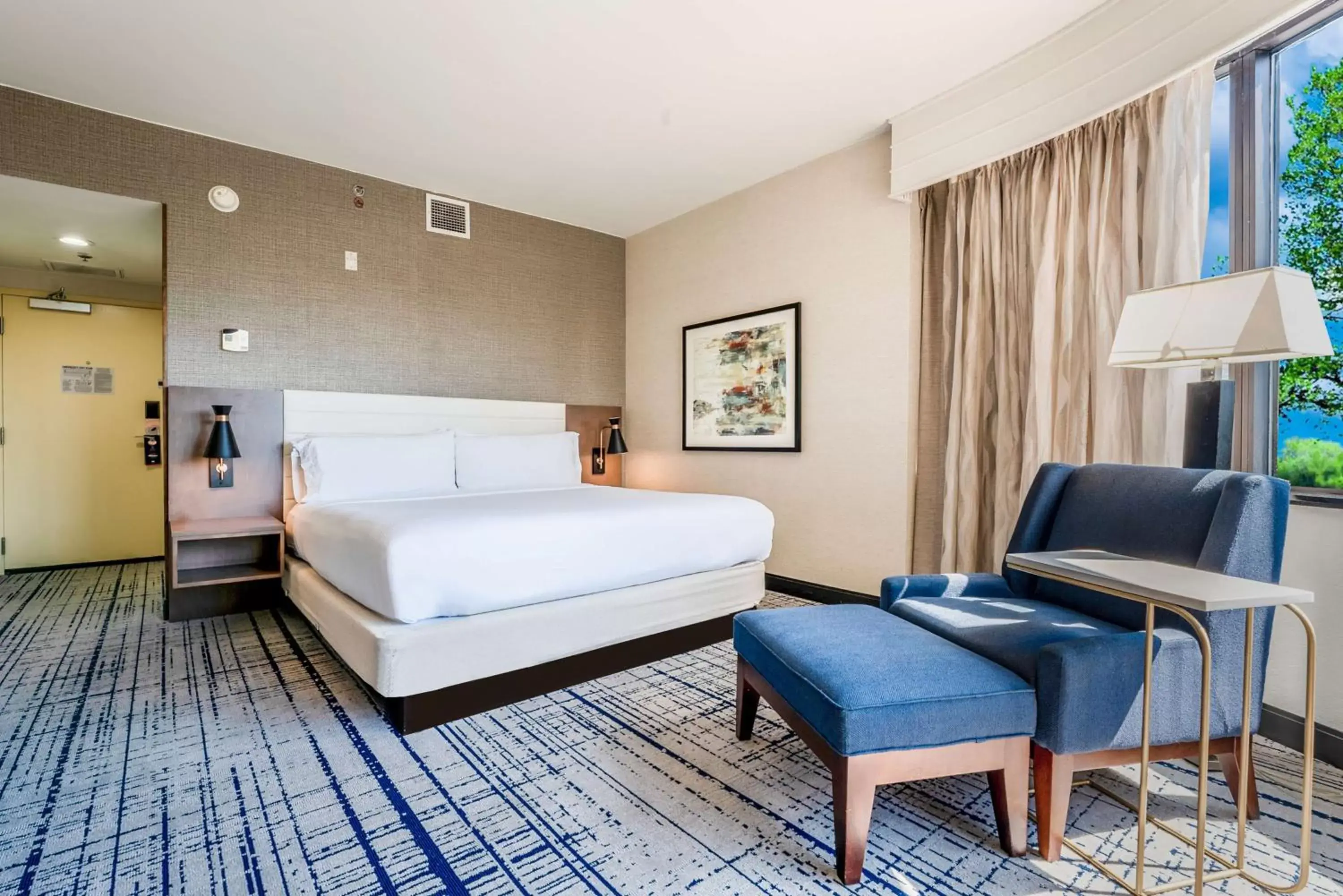 Bed in DoubleTree by Hilton South Charlotte Tyvola