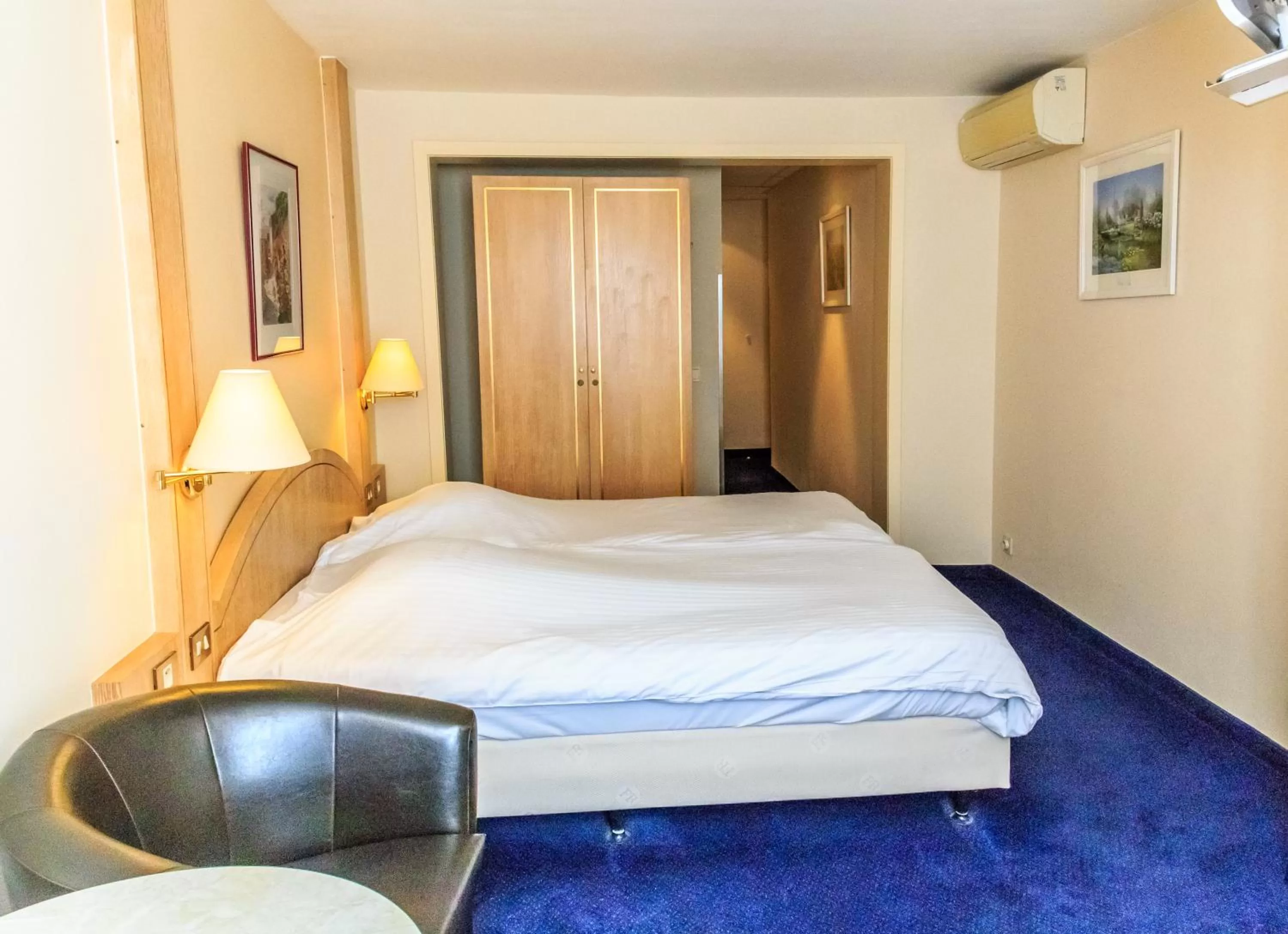 Photo of the whole room, Bed in Hotel Pacific