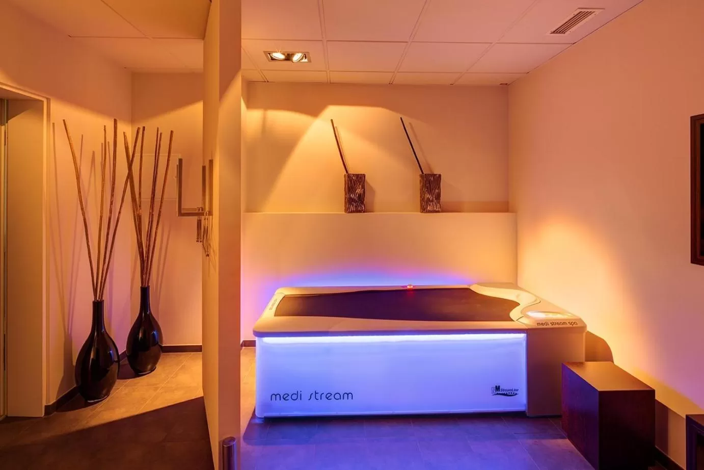 Hot Tub, Bed in Art Hotel Superior