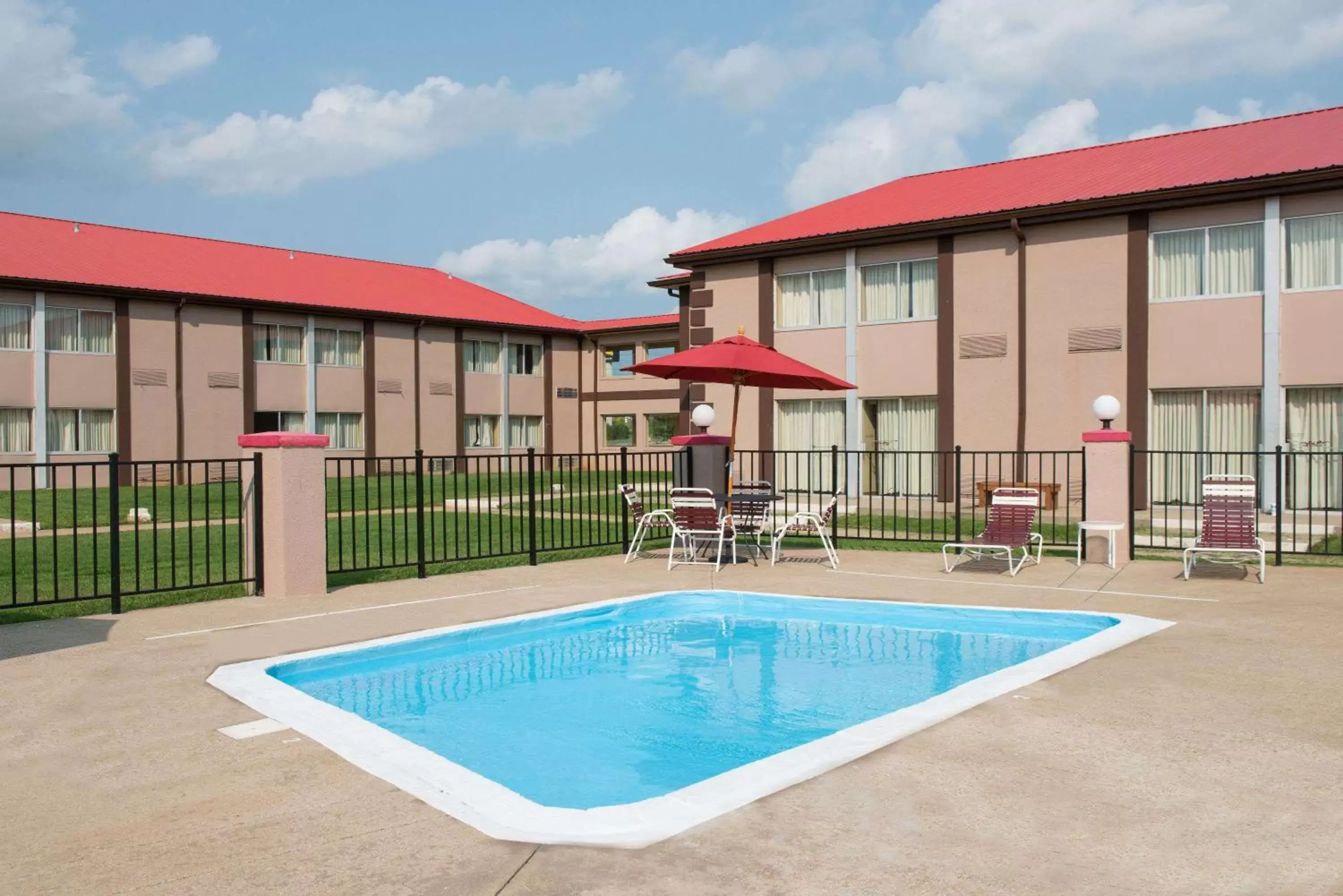 Pool view, Swimming Pool in Ramada by Wyndham Bowling Green