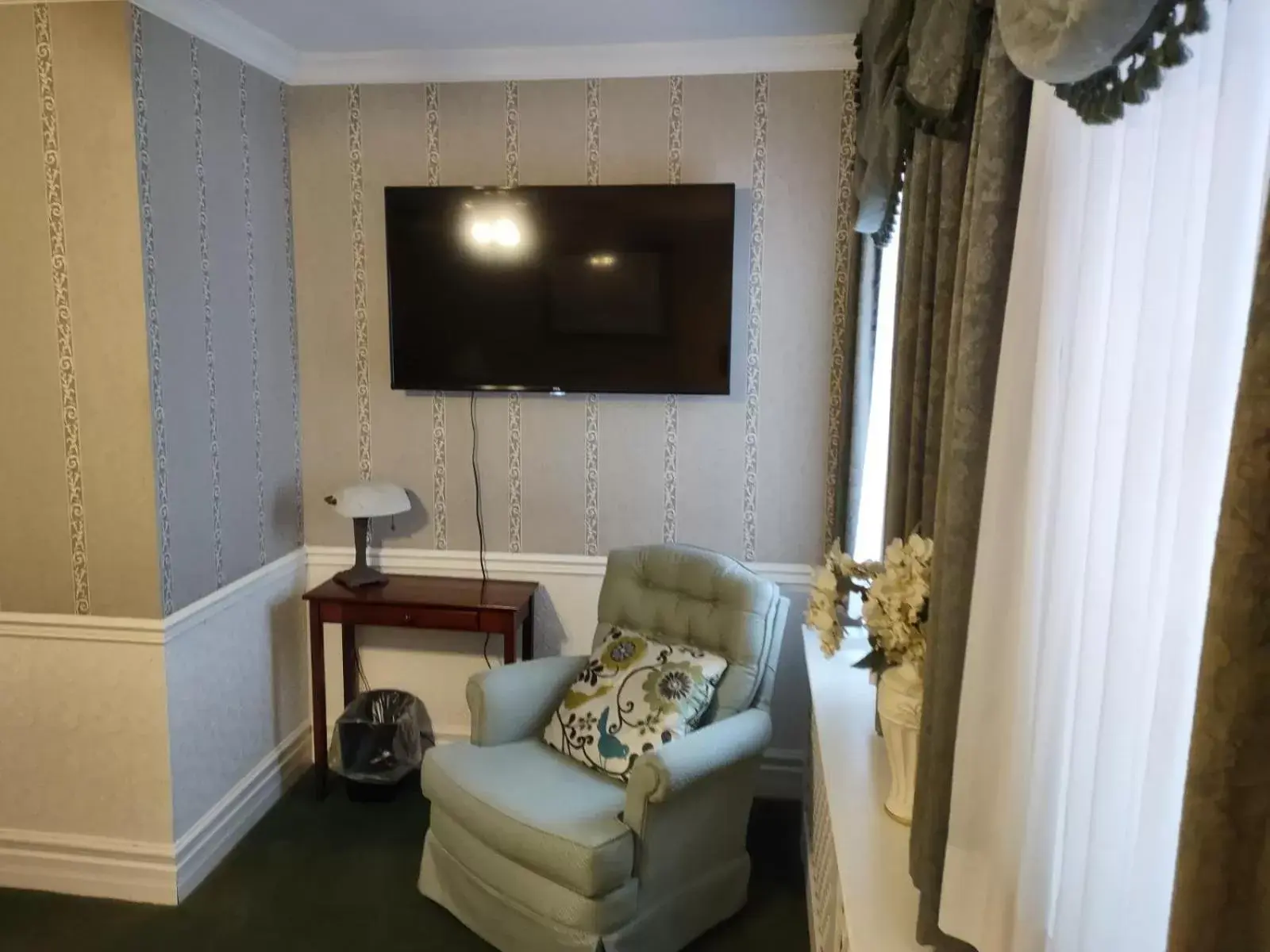 TV and multimedia, TV/Entertainment Center in The King George Inn