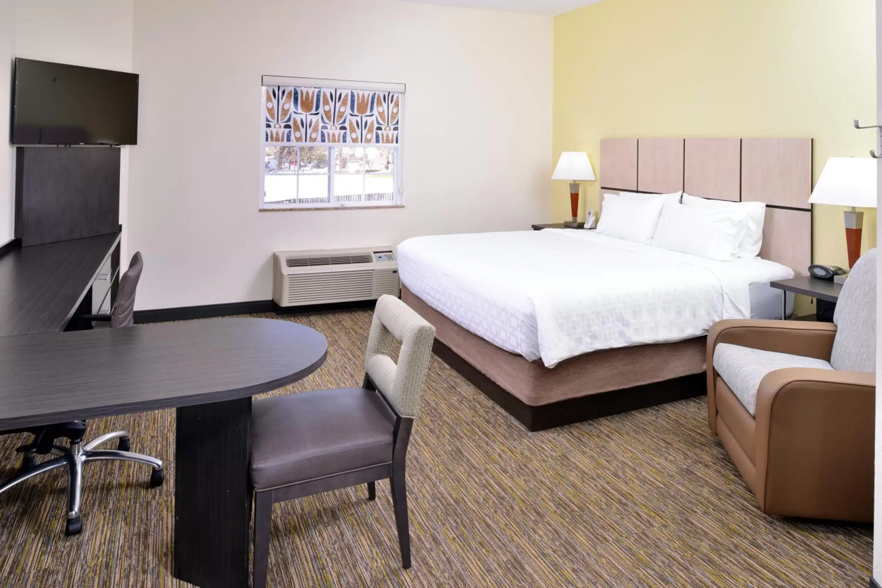 Bedroom, Bed in Candlewood Suites Winchester, an IHG Hotel
