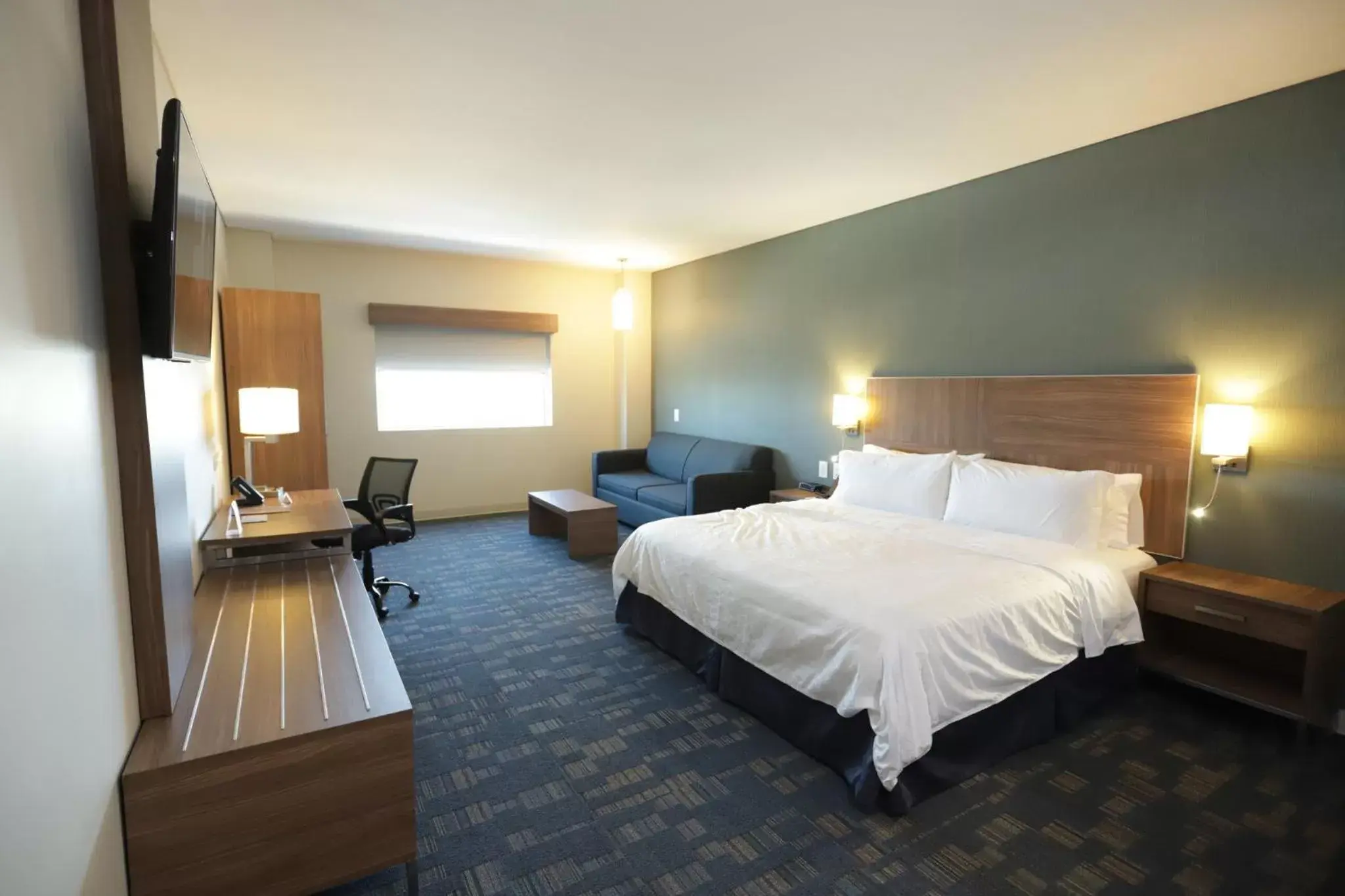 Photo of the whole room, Bed in Holiday Inn Express & Suites Mexicali, an IHG Hotel