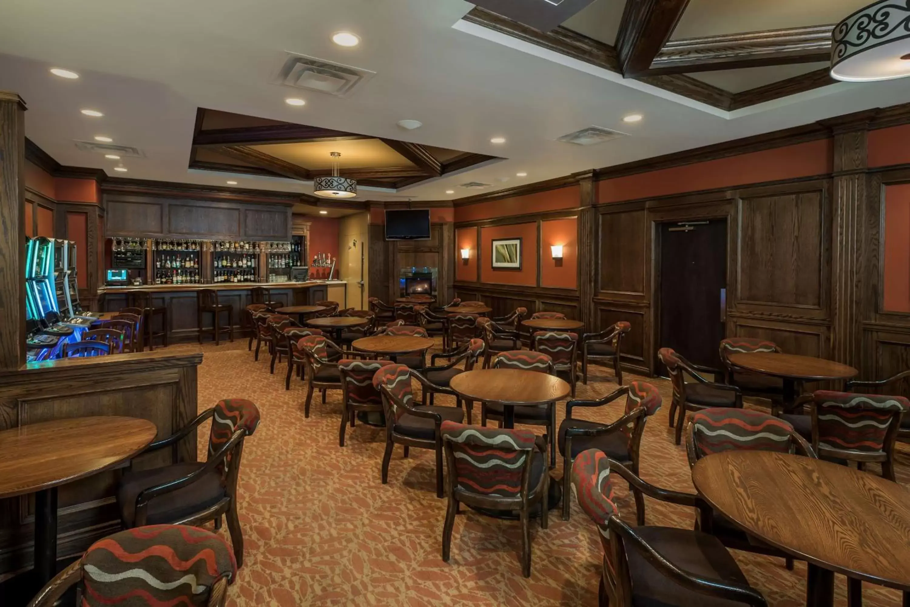 Lounge or bar, Restaurant/Places to Eat in Best Western Plus Winnipeg Airport Hotel