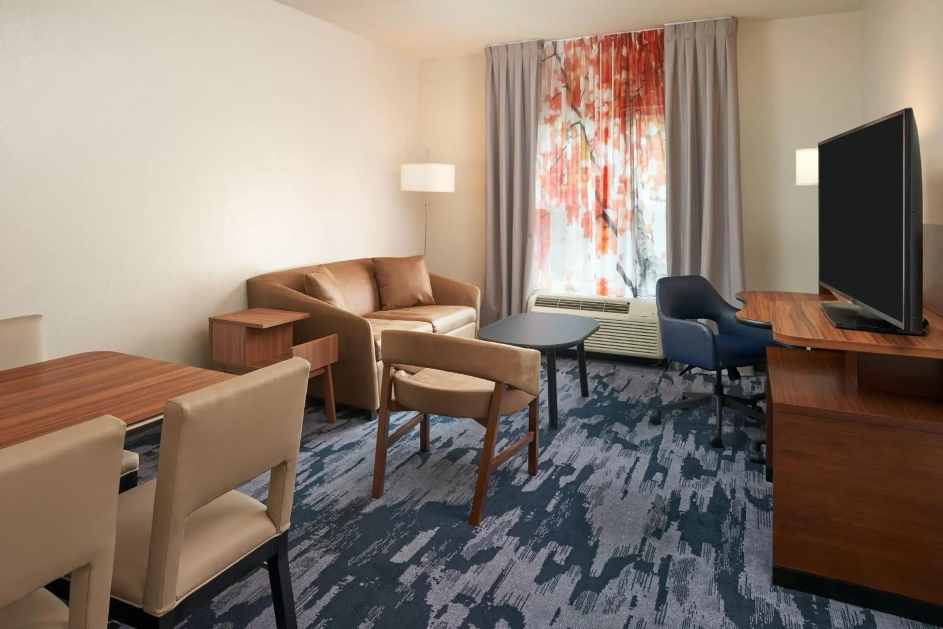 Photo of the whole room, Seating Area in Fairfield Inn & Suites by Marriott Orlando International Drive/Convention Center