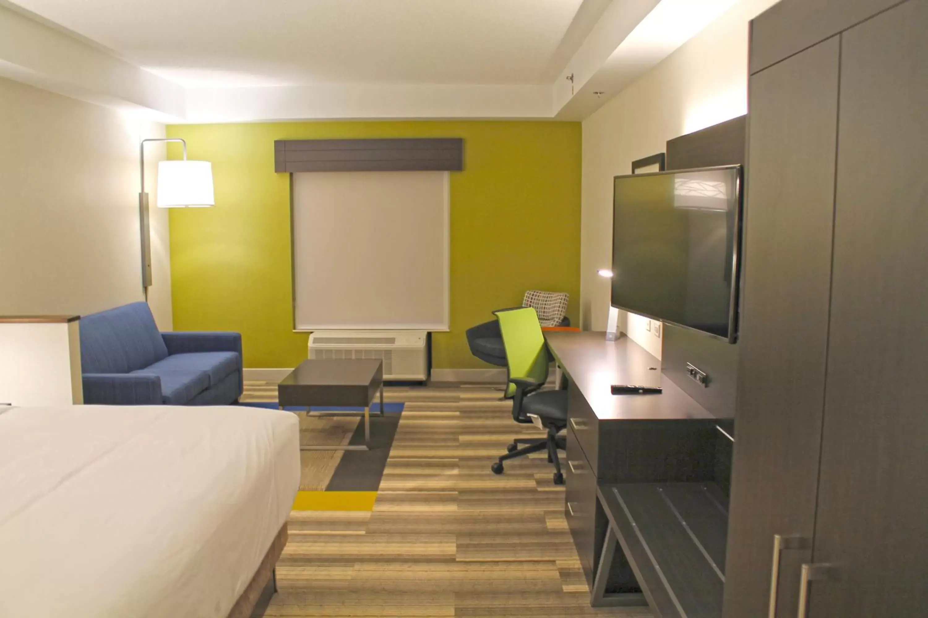Photo of the whole room, Seating Area in Holiday Inn Express & Suites - St. Louis South - I-55, an IHG Hotel