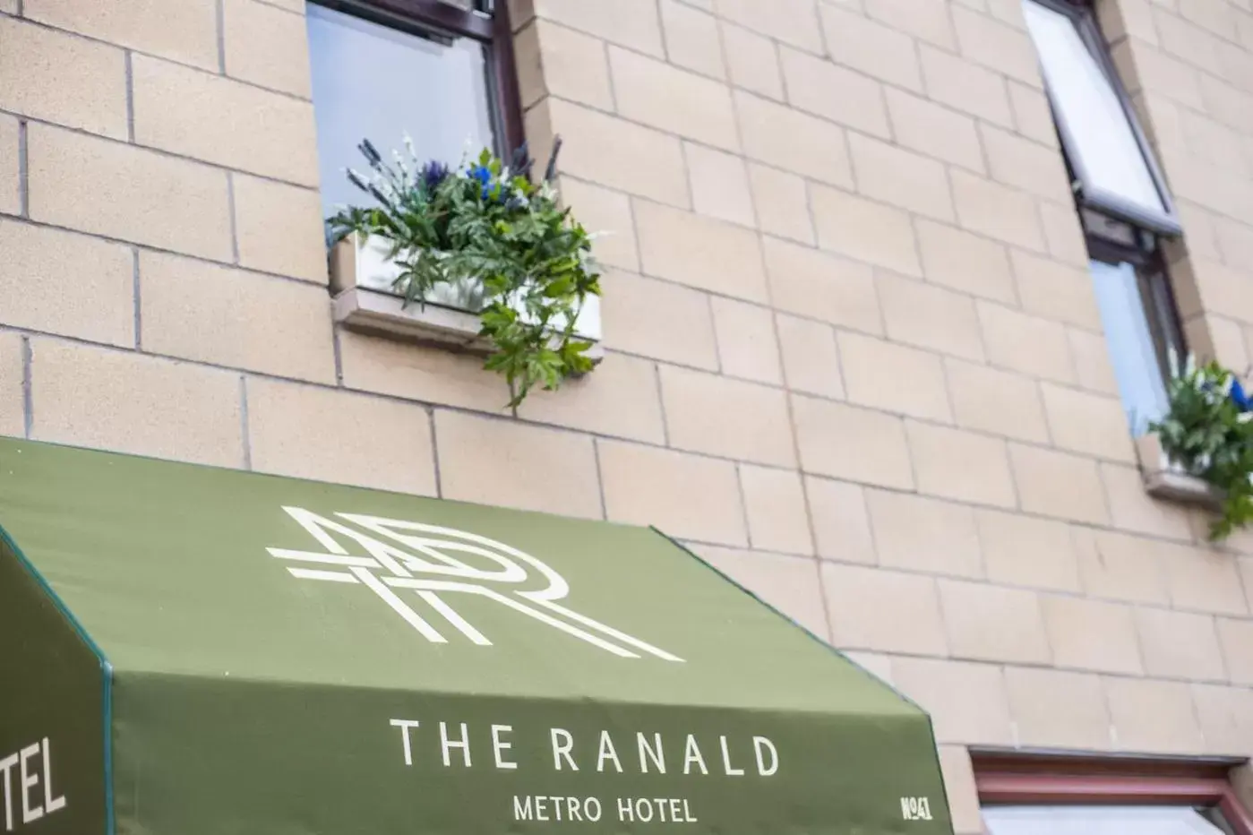 Facade/entrance, Property Logo/Sign in The Ranald Hotel