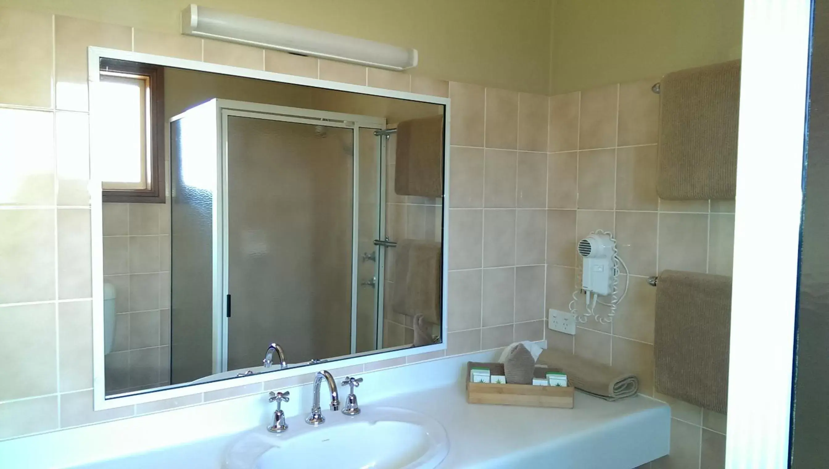 Shower, Bathroom in Cooee Motel