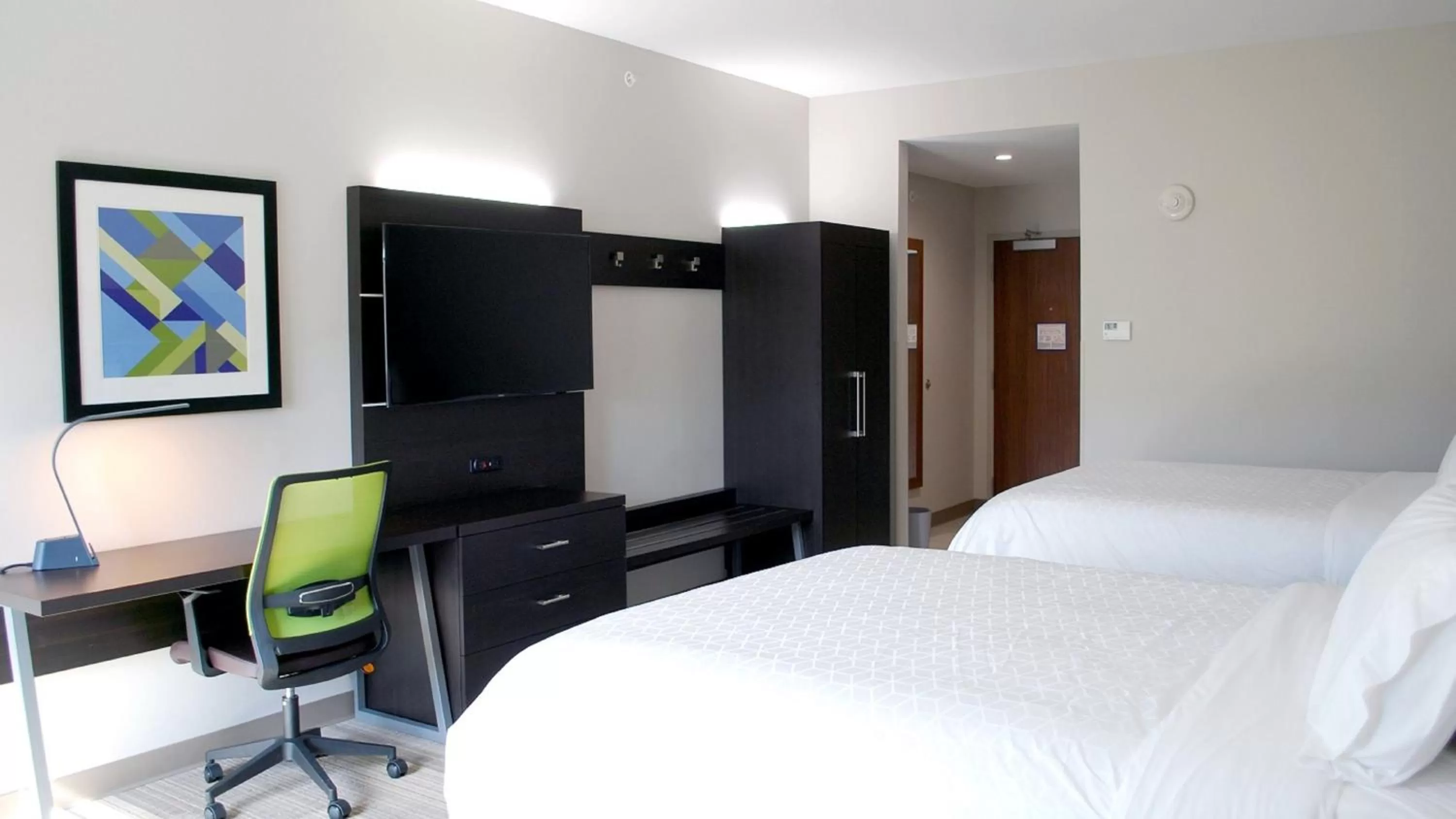Photo of the whole room, Bed in Holiday Inn Express & Suites White Hall by IHG